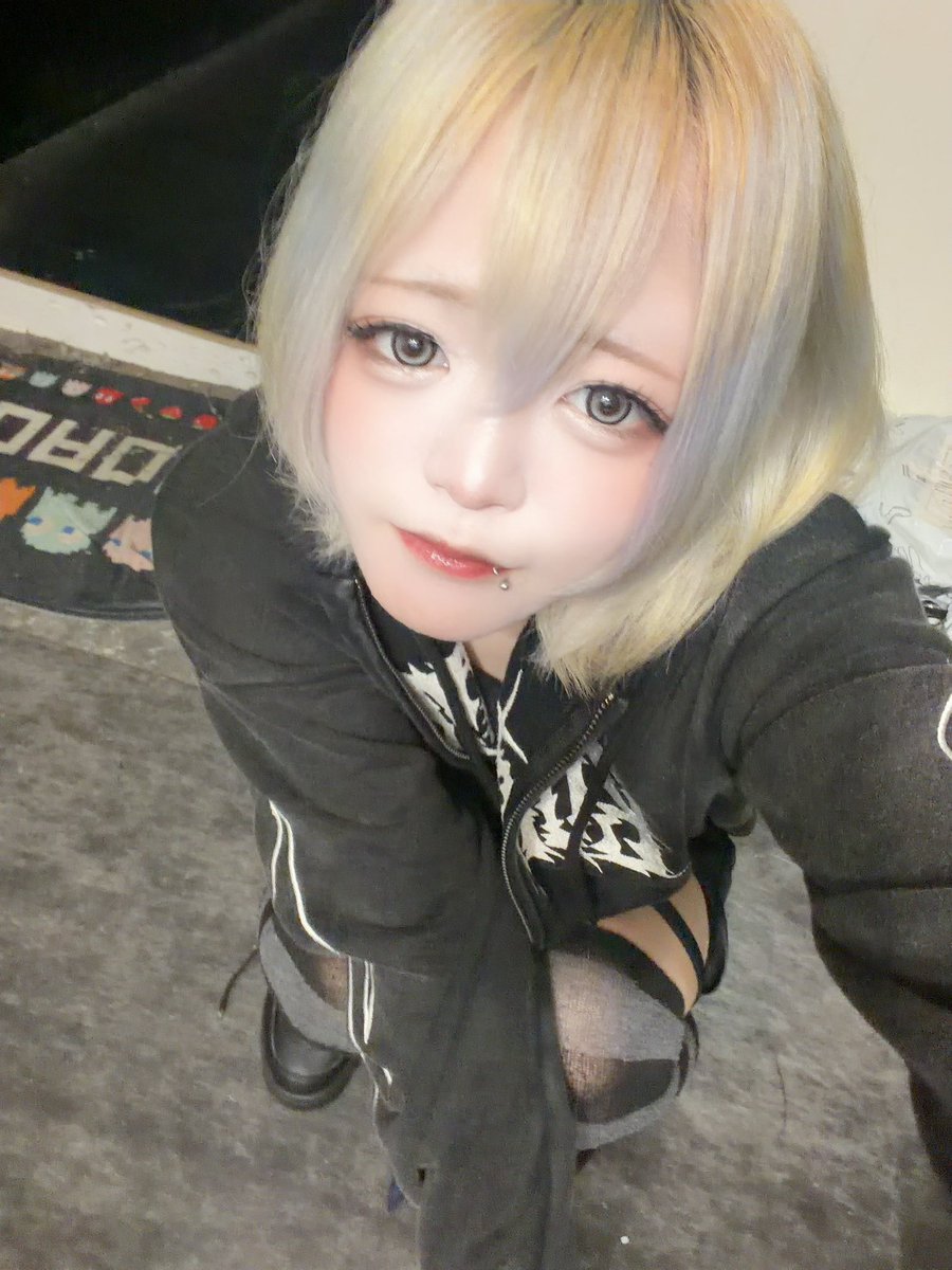 kon_unreal's tweet photo. います‼️‼️

もう髪色白に近い🎶🎶
やっぱ赤は色落ち早いねぇ🥺

ダーツ運は良い‼️‼️
麻雀はカス過ぎた😭😭
��イナス出しまくった🥺

会いに来てくれると嬉しいな🦊🐾 https://t.co/rrfe9pppB7