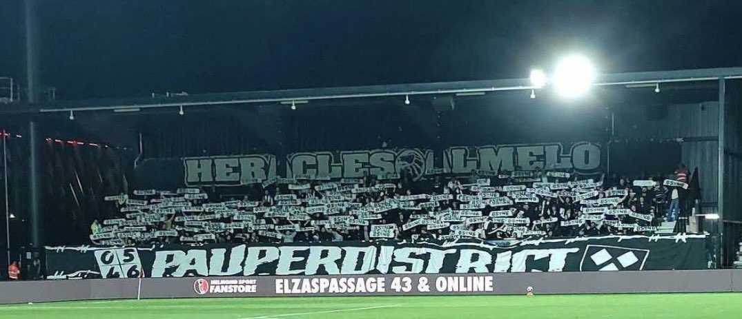 UltrasNed26's tweet photo. Gister speelde Heracles Almelo uit tegen Helmond Sport. Goed gevuld uitvak en een actie 🔥 #ultras #tifosi #heraclesalmelo #helmondsport #helher https://t.co/dNMPR6ujF2