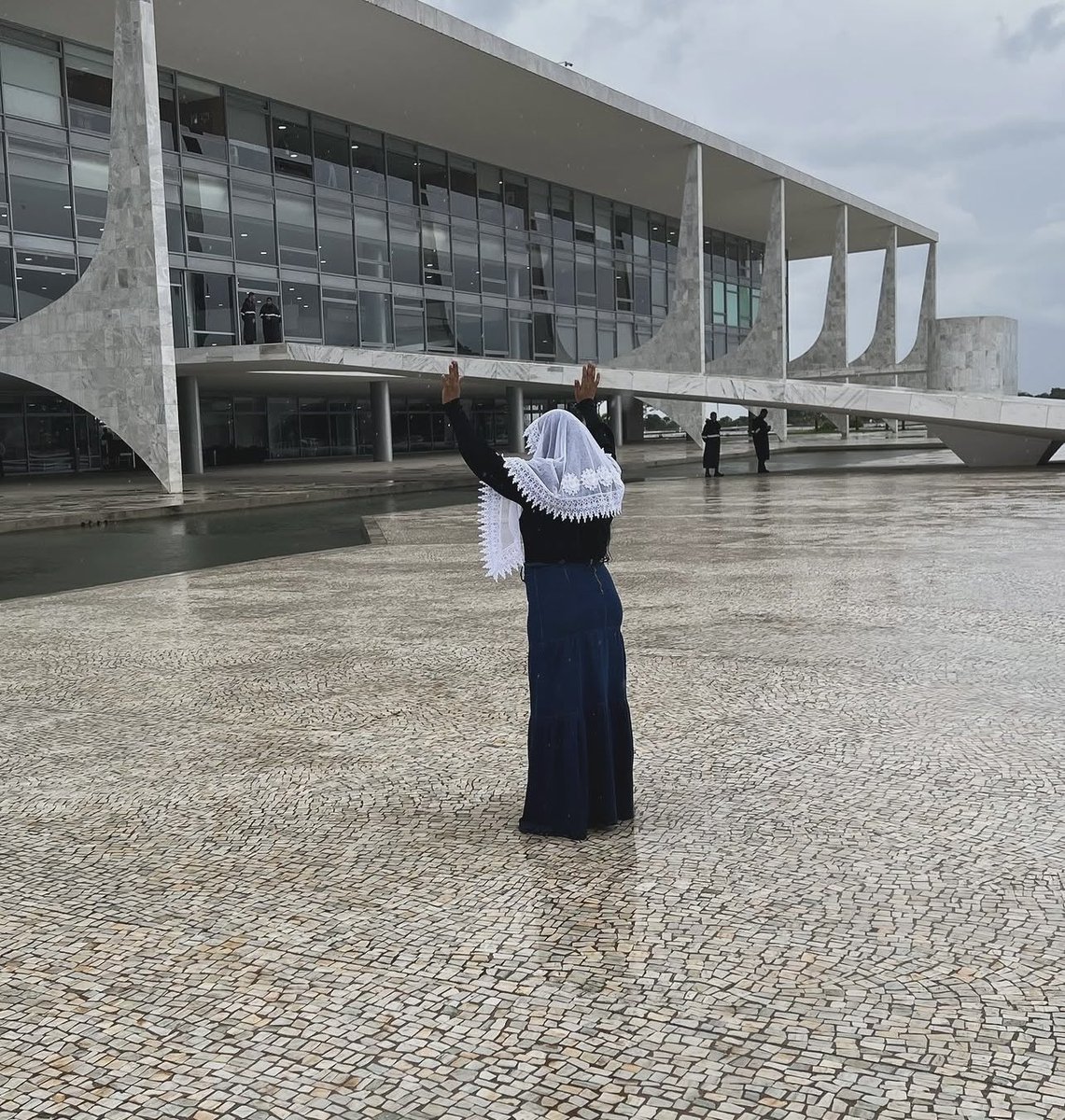 poptime's tweet photo. Irmã Mônica pede a reeleição de Luiz Inácio Lula da Silva em frente ao Palácio do Planalto. https://t.co/IGkF2ioZ6M