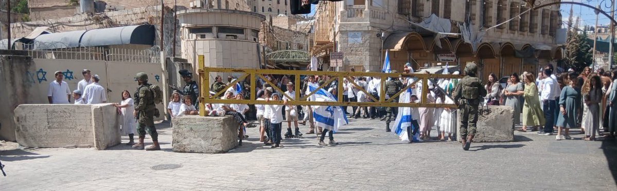 QudsNen's tweet photo. Israeli settlers storm Hebron’s Old City under the protection of Israeli forces, in the occupied West Bank. https://t.co/hcTS8B2yoI