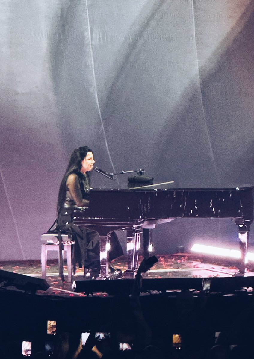 moon_anneve's tweet photo. Ha sido un regalo para mi corazoncito y mi alma poder estar ayer ahí de verdad.. 🖤 Siempre llorando con My Inmortal https://t.co/SlGabfm7po