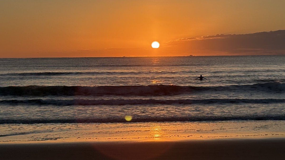 k2c_dokidoki's tweet photo. #南相馬市
#北泉海水浴場 
今朝の日の出🌅
海から昇る太陽が綺麗でした☀️
朝の冷え込みがヤバくて寒い🥶11度🥶
でも早起きした甲斐がありました🤗
今日はこの海岸で
#南相馬フェスin北泉サーフィンフェス
が開催されるようです☺️
朝からサーファーがいっぱいいました🏄
#イベント
#日の出 https://t.co/z4laDQvUVJ