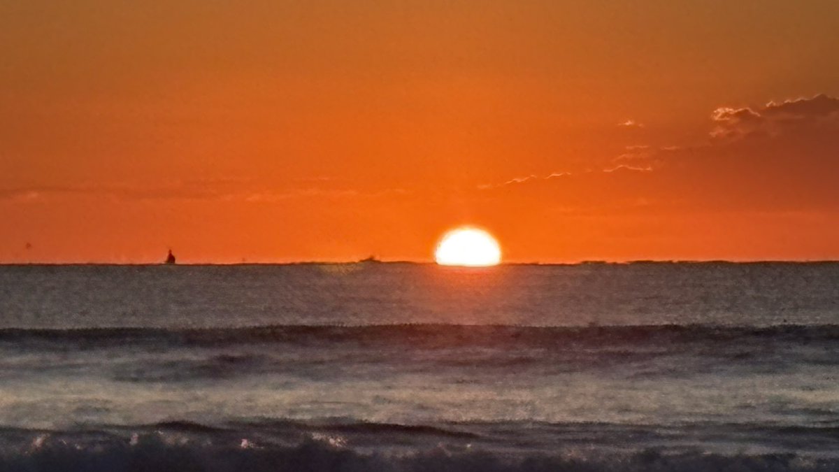 k2c_dokidoki's tweet photo. #南相馬市
#北泉海水浴場 
今朝の日の出🌅
海から昇る太陽が綺麗でした☀️
朝の冷え込みがヤバくて寒い🥶11度🥶
でも早起きした甲斐がありました🤗
今日はこの海岸で
#南相馬フェスin北泉サーフィンフェス
が開催されるようです☺️
朝からサーファーがいっぱいいました🏄
#イベント
#日の出 https://t.co/z4laDQvUVJ