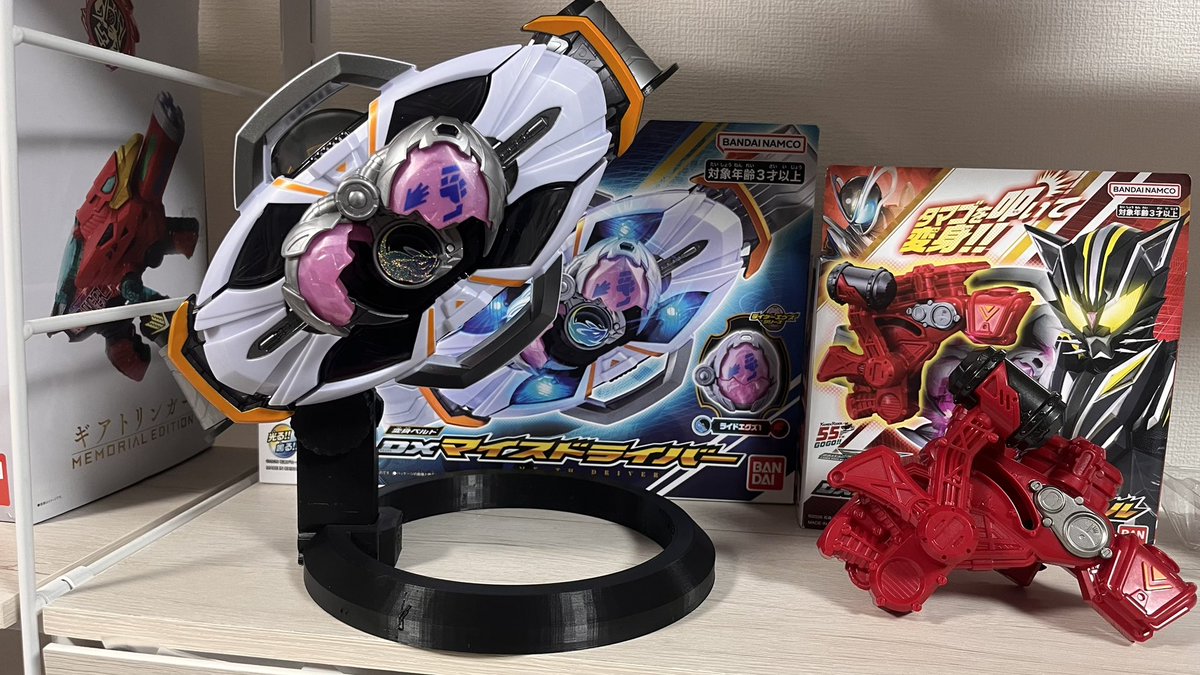 beyan_cos's tweet photo. #仮面ライダーマイス
マイスドライバー用のディスプレイスタンドのデータを見つけたから3Dプリントしてみた
斜めにも横にもできて使い勝手めっさ良いわコレ https://t.co/XP7WyEwkur