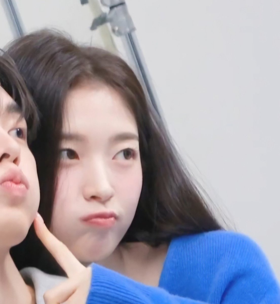 ohmy_arinn's tweet photo. 최근(은 아니긴한데) 내 최애 비하인드
내여상 포스터 촬 비하인드
왜냐면 지은이가 ZO-LA 귀여움 https://t.co/c6BJUL5Vlm