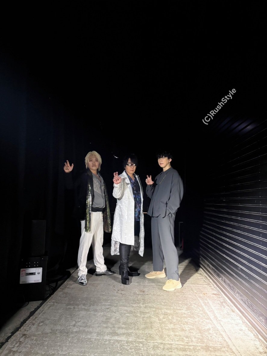 show_ism's tweet photo. 【速水奨】
Day 1終了しました。
御覧下さった皆さん、ありがとうございました。
久しぶりのライブ、熱かったですね。
摩天楼、好きですね🐺🐺🐺
やっぱり🎵
いや、全ディビジョンいいですよね。
明日も頑張ります！

あ、明日の衣装は、寂雷の髪をイメージしました🎵

#シンジュク
#麻天狼🍾
#ヒプマイ12thライブ