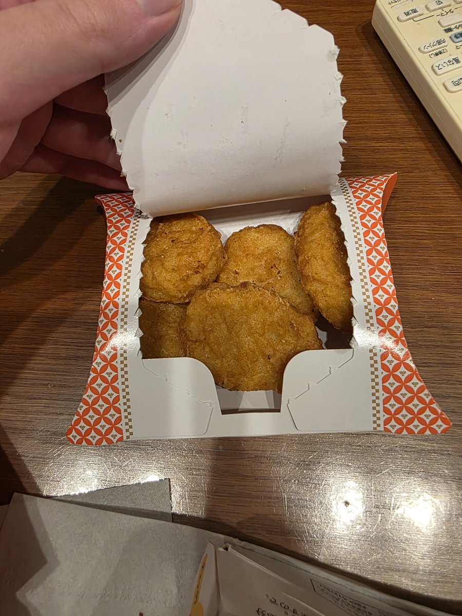 yuki39426's tweet photo. マックでエビプリオ頼んだらナゲット入ってたんだけど笑笑笑 https://t.co/VxyHnteRHj