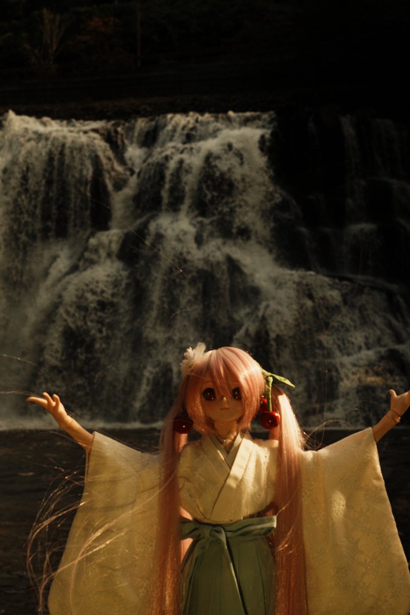 rays_bolzzz's tweet photo. Miku-san in 龍門の滝
#初音ミク https://t.co/EJwrezt24u