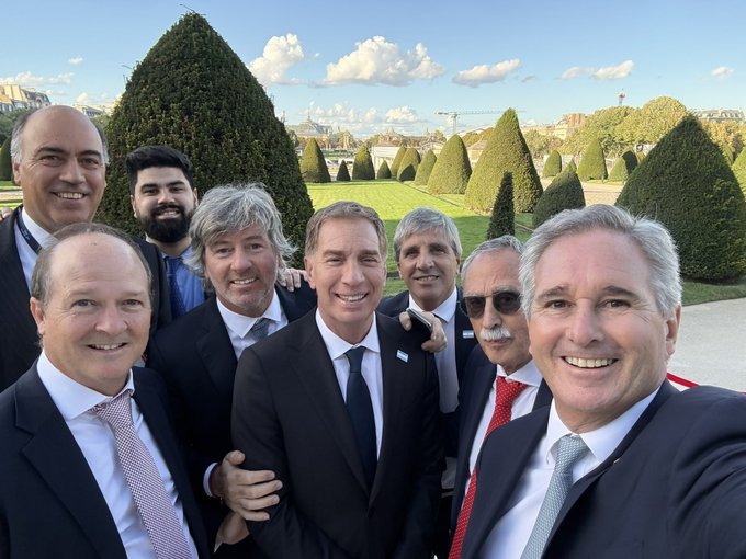 El_Prensero's tweet photo. 🇦🇷📈 HAY PÁNICO EN EL GOBIERNO ARGENTINO
El mercado no compró el humo de USD 75.000M de Milei y Caputo ni la lluvia de inversiones desde París.
La pregunta es simple:
¿CUÁNTOS DÓLARES HAY DE VERDAD?
Este viernes los bonos se hundieron y el riesgo país trepó a 655 puntos, máximo de 2026. Mientras los ministros pasean por París y se sacan fotos con gobernadores abyectos, los acreedores miran las reservas que no alcanzan para los vencimientos de 2027 por USD 24.900M.