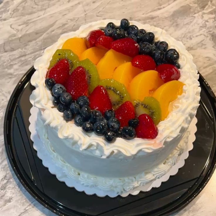 ttreyclover's tweet photo. Bom dia, pessoal! 🍰✨️
Para as vendas de hoje, eu trouxe para vocês:

- Bolo de chocolate com morango
- Tortinhas de morango caramelizado 
- Bolo de frutas com recheio de chocolate branco
- Donuts

Estou no jardim da Heartslabyul, mas também posso entregar em cada dormitório 🌟 https://t.co/hiigrHQZIk