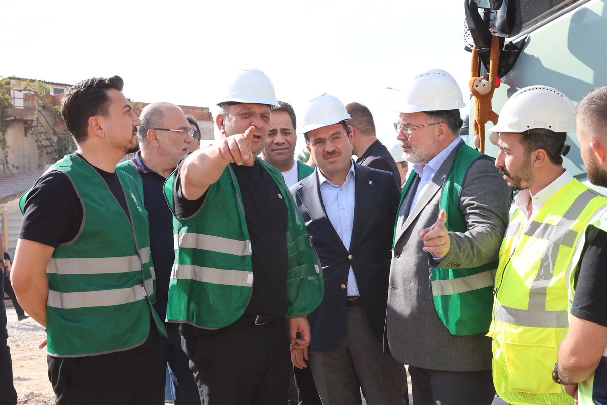 Bilalsaygili's tweet photo. İzmirli hemşehrilerimize bir müjdemiz var!

AK Parti İzmir İl Başkanlığı yeni binamızın zemin iyileştirme çalışmalarını kısa bir sürede kazasız belasız tamamladık, üst yapı çalışmalarına başladık. Ardından inşallah temelimizi atacak, kaba inşaat sürecine geçeceğiz.

İzmir’imizin mimari dokusuna uygun tasarımı, modern dijital altyapısı, sürdürülebilir enerji çözümleri ve çevre dostu mimari yaklaşımıyla yeni il binamız, şehrimizin siyasi hafızasına ve geleceğine yakışan bir eser olacak. AK Parti İzmir ailemizin ortak çatısı, hemşehrilerimizin buluşma noktası ve şehrimizdeki en büyük evimiz olarak hizmet verecek.

Her aşamasını titizlikle takip ettiğimiz bu yapıyı tamamlamak, teşkilatımızı ve hemşehrilerimizi yeni evimizde ağırlamak için kararlılıkla çalışıyoruz.

İzmir için üretmeye, şehrimize değer katacak eserler kazandırmaya devam ediyoruz.