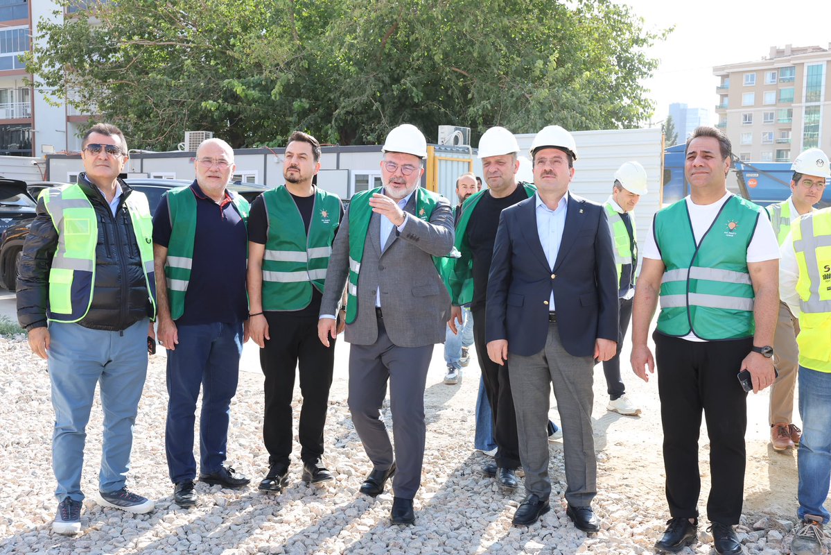 Bilalsaygili's tweet photo. İzmirli hemşehrilerimize bir müjdemiz var!

AK Parti İzmir İl Başkanlığı yeni binamızın zemin iyileştirme çalışmalarını kısa bir sürede kazasız belasız tamamladık, üst yapı çalışmalarına başladık. Ardından inşallah temelimizi atacak, kaba inşaat sürecine geçeceğiz.

İzmir’imizin mimari dokusuna uygun tasarımı, modern dijital altyapısı, sürdürülebilir enerji çözümleri ve çevre dostu mimari yaklaşımıyla yeni il binamız, şehrimizin siyasi hafızasına ve geleceğine yakışan bir eser olacak. AK Parti İzmir ailemizin ortak çatısı, hemşehrilerimizin buluşma noktası ve şehrimizdeki en büyük evimiz olarak hizmet verecek.

Her aşamasını titizlikle takip ettiğimiz bu yapıyı tamamlamak, teşkilatımızı ve hemşehrilerimizi yeni evimizde ağırlamak için kararlılıkla çalışıyoruz.

İzmir için üretmeye, şehrimize değer katacak eserler kazandırmaya devam ediyoruz.