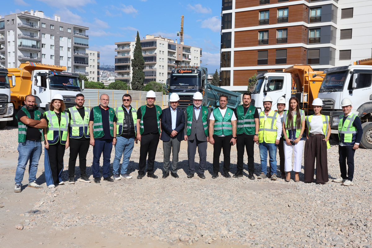 Bilalsaygili's tweet photo. İzmirli hemşehrilerimize bir müjdemiz var!

AK Parti İzmir İl Başkanlığı yeni binamızın zemin iyileştirme çalışmalarını kısa bir sürede kazasız belasız tamamladık, üst yapı çalışmalarına başladık. Ardından inşallah temelimizi atacak, kaba inşaat sürecine geçeceğiz.

İzmir’imizin mimari dokusuna uygun tasarımı, modern dijital altyapısı, sürdürülebilir enerji çözümleri ve çevre dostu mimari yaklaşımıyla yeni il binamız, şehrimizin siyasi hafızasına ve geleceğine yakışan bir eser olacak. AK Parti İzmir ailemizin ortak çatısı, hemşehrilerimizin buluşma noktası ve şehrimizdeki en büyük evimiz olarak hizmet verecek.

Her aşamasını titizlikle takip ettiğimiz bu yapıyı tamamlamak, teşkilatımızı ve hemşehrilerimizi yeni evimizde ağırlamak için kararlılıkla çalışıyoruz.

İzmir için üretmeye, şehrimize değer katacak eserler kazandırmaya devam ediyoruz.