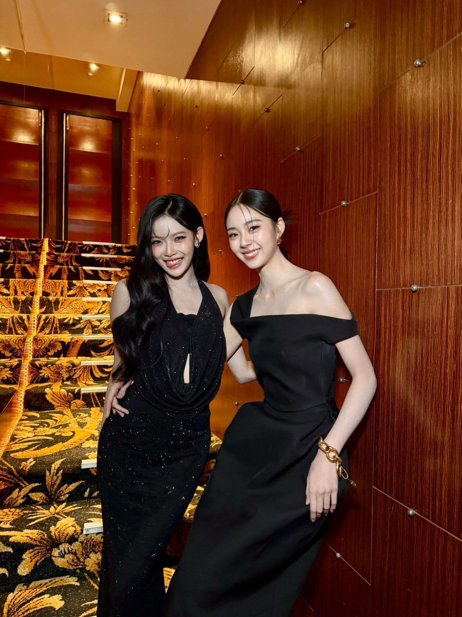 baebillan's tweet photo. ไม่ได้มีแค่โปสเตอร์สอดสร้อยมาลา แต่ 😭

EARNEARN X CELINE PFW27
#CELINE #CelineEte2027
#earnearnfatima #เอินมิ้น https://t.co/P3o15bzTgN