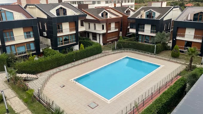 uzunyigit's tweet photo. Fatma Betül Sayan Kaya, abiniz Ömer Fatih Sayan’a ait olduğu belirtilen Kadıköy Four Winds Park Residence’daki daire ve Pendik Omega Yeşiltepe Villaları’ndaki villa hangi tarihlerde, hangi bedellerle ve hangi finansman kaynaklarıyla alındı? 

Four Winds’te farklı büyüklükteki dairelerin ilan fiyatları 50-93 milyon TL arasında değişirken, Pendik’in başka sitelerindeki bazı villalar için 28-40 milyon TL isteniyor. 

Bu fiyatların söz konusu taşınmazlara karşılık gelip gelmediğini açıklayacak mısınız? 

Ağabeyinizin dairesinin ve villasının büyüklükleri, edinim bedelleri ve bugünkü mülkiyet durumları nedir?