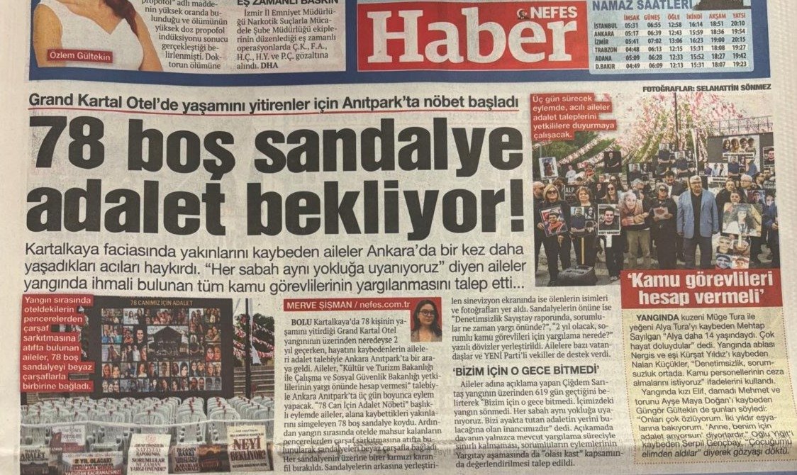 mrvesismn's tweet photo. Kartalkaya otel yangınında 78 insan hayatını kaybetti.

Neredeyse iki yıl geçecek. Ama o geceyi yaşayan aileler için zaman ilerlemiyor. Evlatlarının, anne babalarının, eşlerinin, kardeşlerinin yokluğuyla her gün yeniden aynı acıya uyanıyorlar.

Ankara Anıtpark’ta Kartalkaya’da yakınlarını kaybeden ailelerle konuştum. NEFES’e yaşadıkları acıyı anlattılar.

Söyledikleri bir cümle, yaşanan felaketin ve geride bıraktığı travmanın boyutunu anlatmaya yetiyor: “Vücut bütünlüğü bozulmadan cenazemizi alabildiğimiz için şükrediyoruz.”

Bir anne, bir baba, bir kardeş için bundan daha ağır bir cümle olabilir mi?

Bir insanın sevdiğini kaybetmesi zaten tarifsiz bir acı. Ama o insanı son kez görebilmenin, cenazesine ulaşabilmenin bile bir “şükür” sebebine dönüştüğü bir felaketten söz ediyoruz.

Aileler hala adalet bekliyor.

Turizm Bakanı’nın istifasını istiyorlar. Kamu görevlilerinin de sorumluluklarının araştırılmasını ve yargılanmasını talep ediyorlar.

Çünkü onların istediği kaybettiklerini geri getirmeyecek bir ceza değil yalnızca. Bir daha başka ailelerin aynı acıyı yaşamaması için sorumluların ortaya çıkarılmasını, ihmallerin aydınlatılmasını ve hesabın sorulmasını istiyorlar.

78 can…

78 yarım kalmış hayat…

78 ailenin ömür boyu taşıyacağı bir boşluk.

Kartalkaya aileleri unutulmamak, duyulmak ve adalet istiyor.

İşte haberimin detayları

👇👇👇