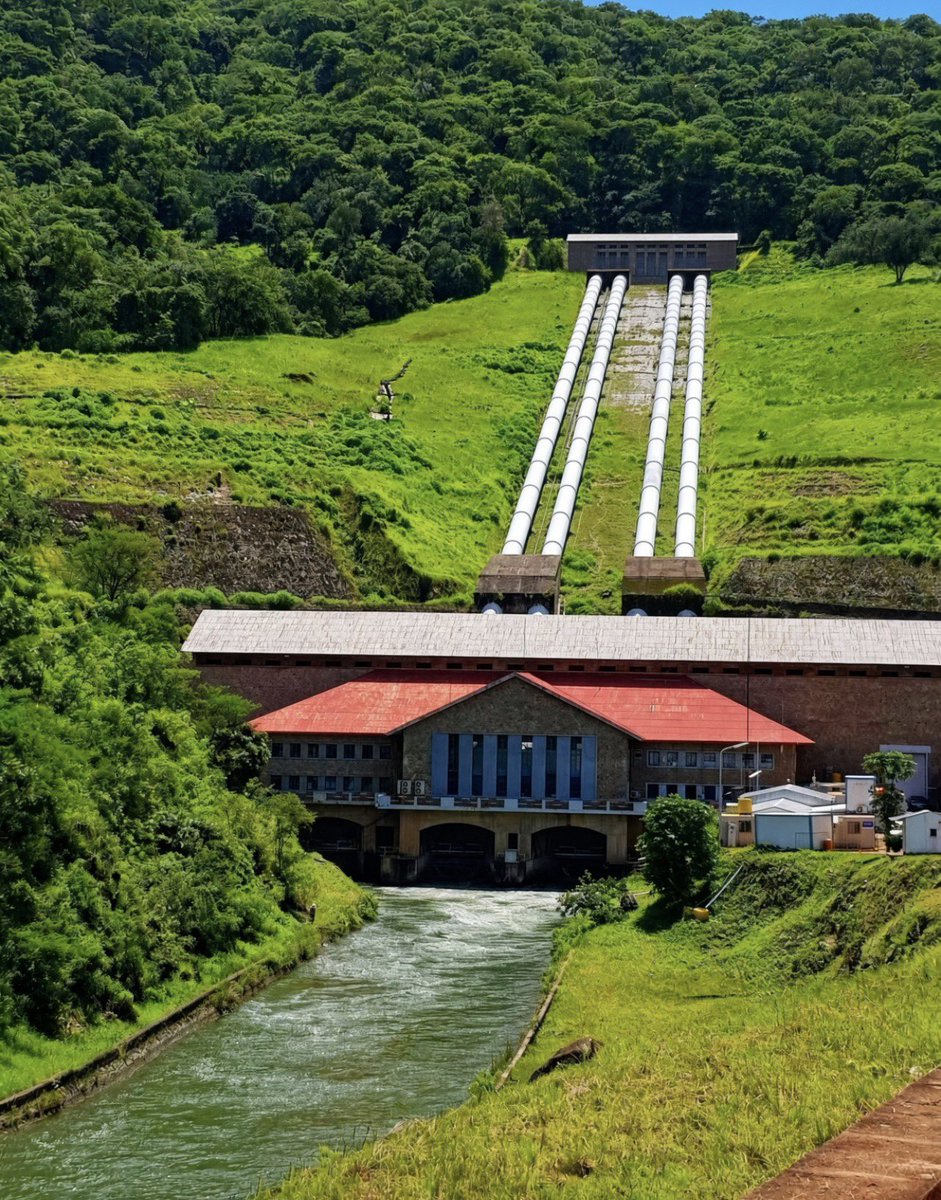 benjimk's tweet photo. 🇨🇩 Admirez le barrage hydroélectrique de Nseke, joyau du Lualaba, qui scintille sur la rivière majestueuse  …

… Inauguré en 1956, avec 4 turbines de 65 MW : une prouesse technique de 260 MW portée par SNEL pour électrifier le sud du Katanga !  … Depuis plus de 70 ans, il est le pilier énergique de la région, toujours là pour soutenir ses habitants.  … Un spectacle naturel et industriel, réhabilité pour briller encore longtemps.