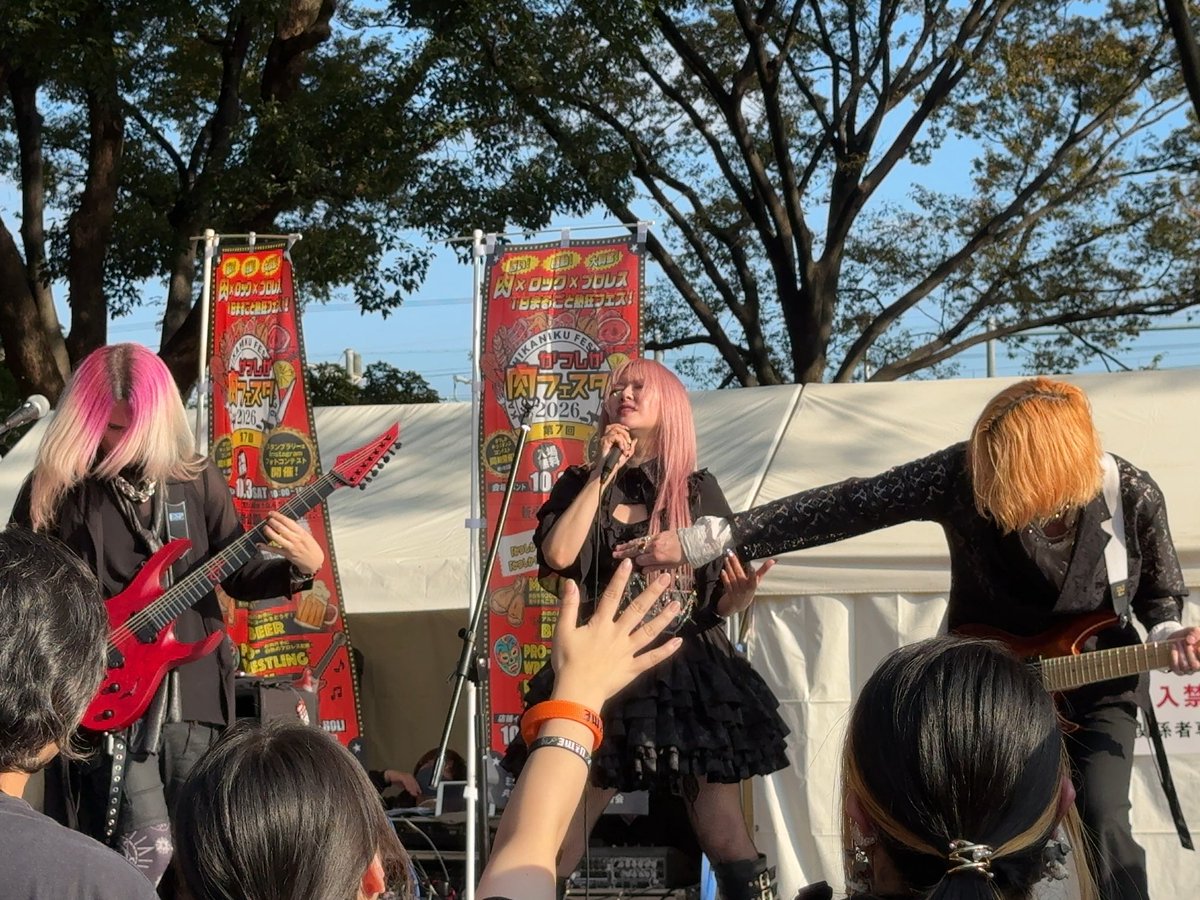 momo1jojo's tweet photo. 今日のハイライト

びわ湖くん見に行こうとして
間違えたら
古坂大魔王に遭遇してびっくりした件

買い物
↓
肉フェス
↓
サーキット

肉フェスでUz:MEを観て
びわ湖くん見に行こうとして上の階ハンバーグ店に行ってしまい
降りてきてびっくり!

田中理恵さん歌最高！
びわ湖くん色々ギャグすぎて好きw https://t.co/RRqHh2dm0S