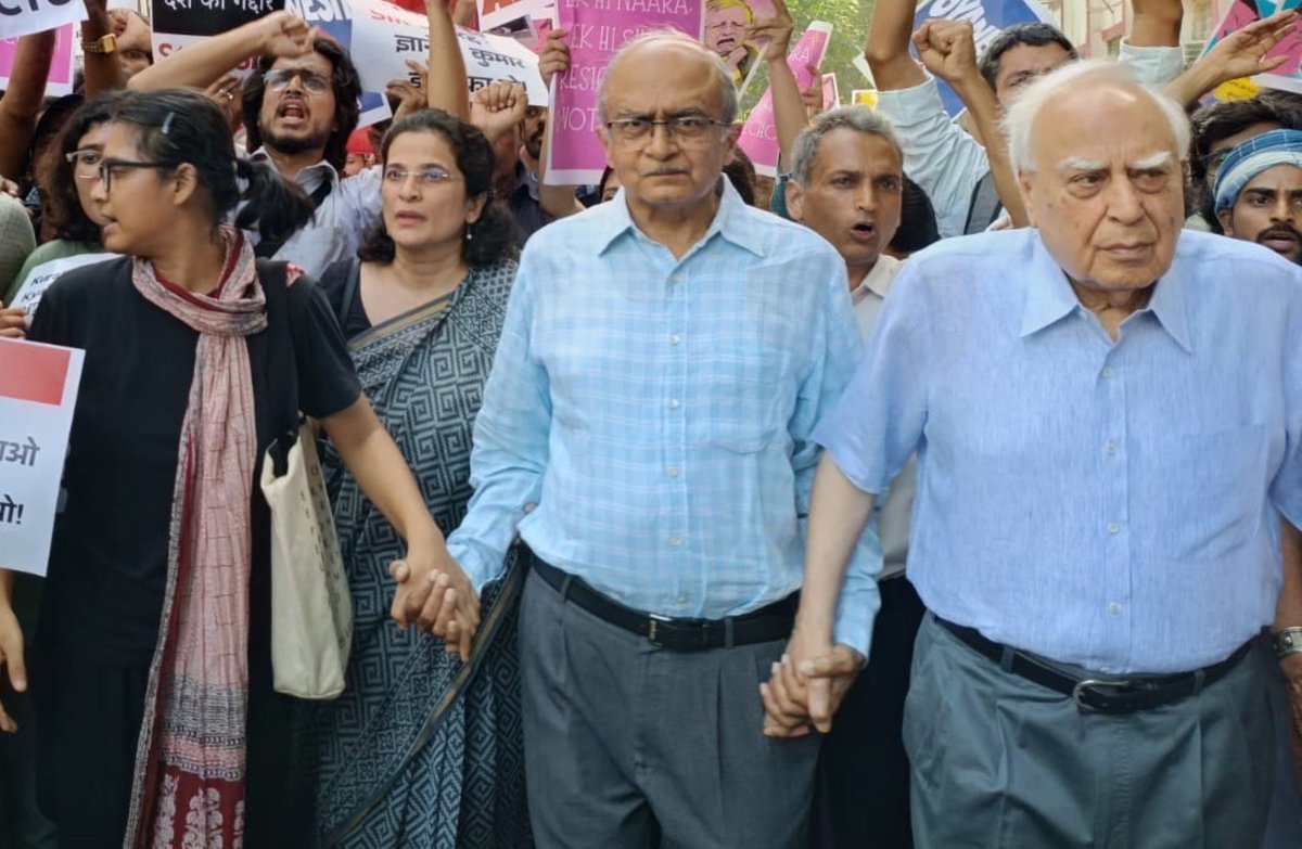 amitmishrainn's tweet photo. अपने राजनीतिक जीवन में @KapilSibal पहली बार किसी प्रदर्शन में शामिल होने अपने इस उम्र मे भी सड़क पर उतरे हैं।
@neha_aisa
@pbhushan1
@_YogendraYadav
@AnjaliB_ https://t.co/8cK9EH1etV