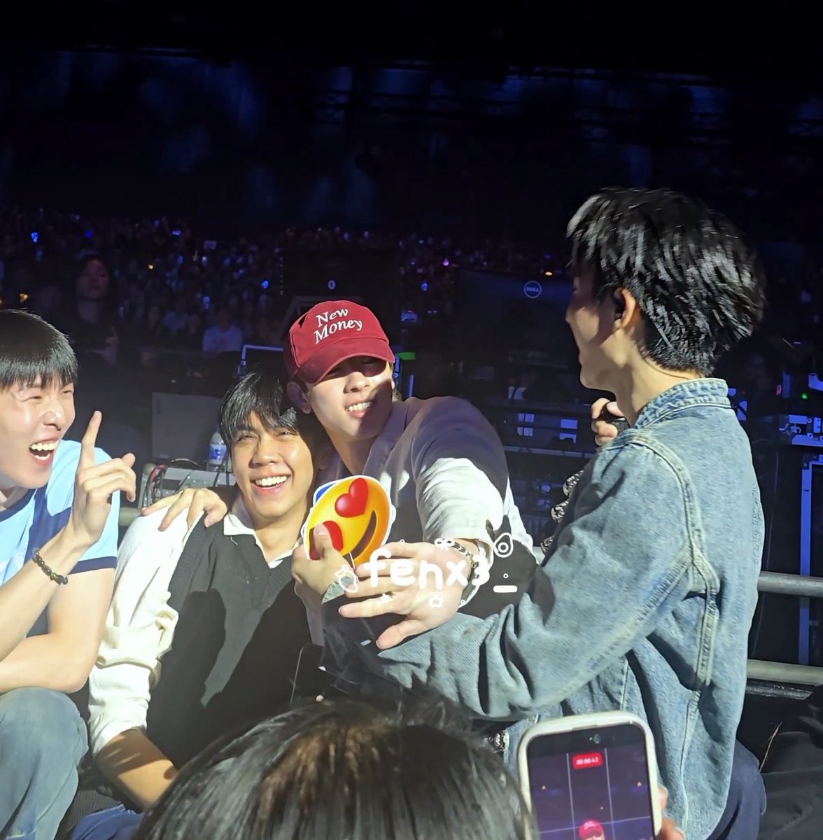 enchoky's tweet photo. คนในวงหวงนางมากกก คนนึงโอบเอามือกันไว้ อีกคนชี้นิ้ว วงวารพี่จั๋ง55555555 https://t.co/Qg0eWYssOh