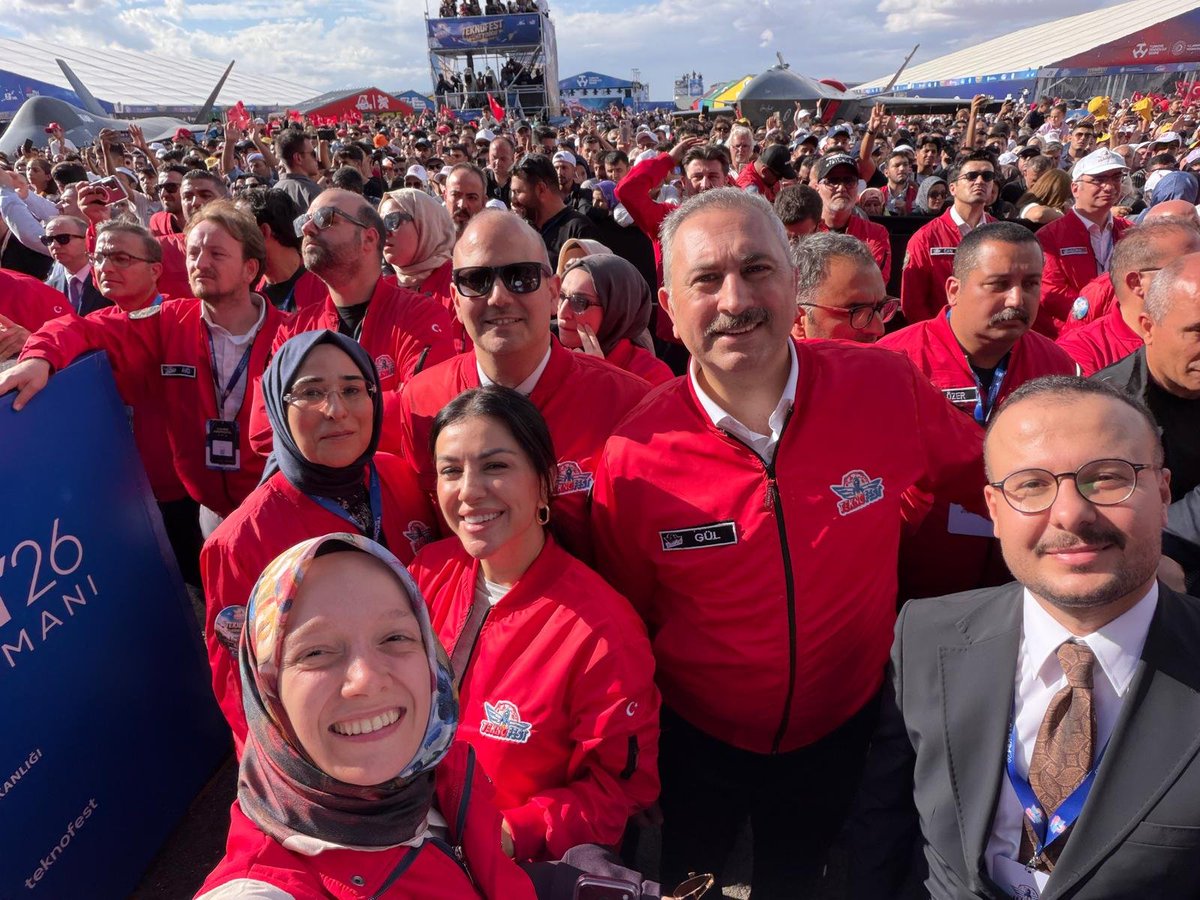 abdulhamitgul's tweet photo. #TeknofestGüneydoğu’dayız.

Büyük bir coşkuyla Sayın  Cumhurbaşkanımız Recep Tayyip Erdoğan’ı dinliyor, geleceğin vizyonuna ortak oluyoruz. https://t.co/JMjAhuBkaE