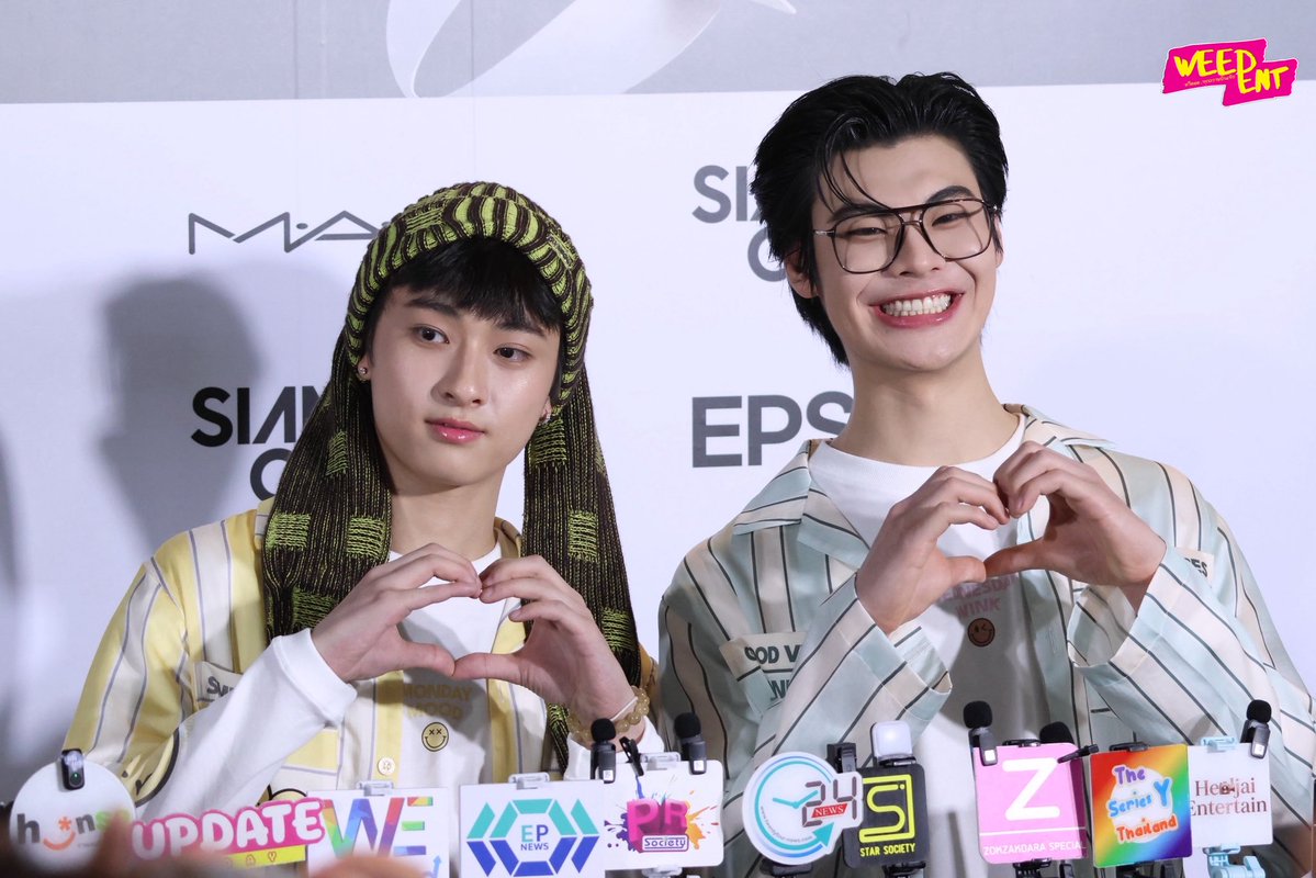 WEED_ENT's tweet photo. “ธีร์ - เวฟ” ช่วงสัมภาษณ์ในงาน Siam Center BIFW 2026 กับโชว์จาก “Sleeping Cloud” ✨

THEEWAVE AT SIAM CENTER BIFW26
#SiamCenterBIFW2026xTHEEWAVE 
#SleepingcloudTH
#theewave #tthi_eks #waavetnp 
#SiamCenterBIFW2026 #BIFW2026 https://t.co/KrOuOHEnAb