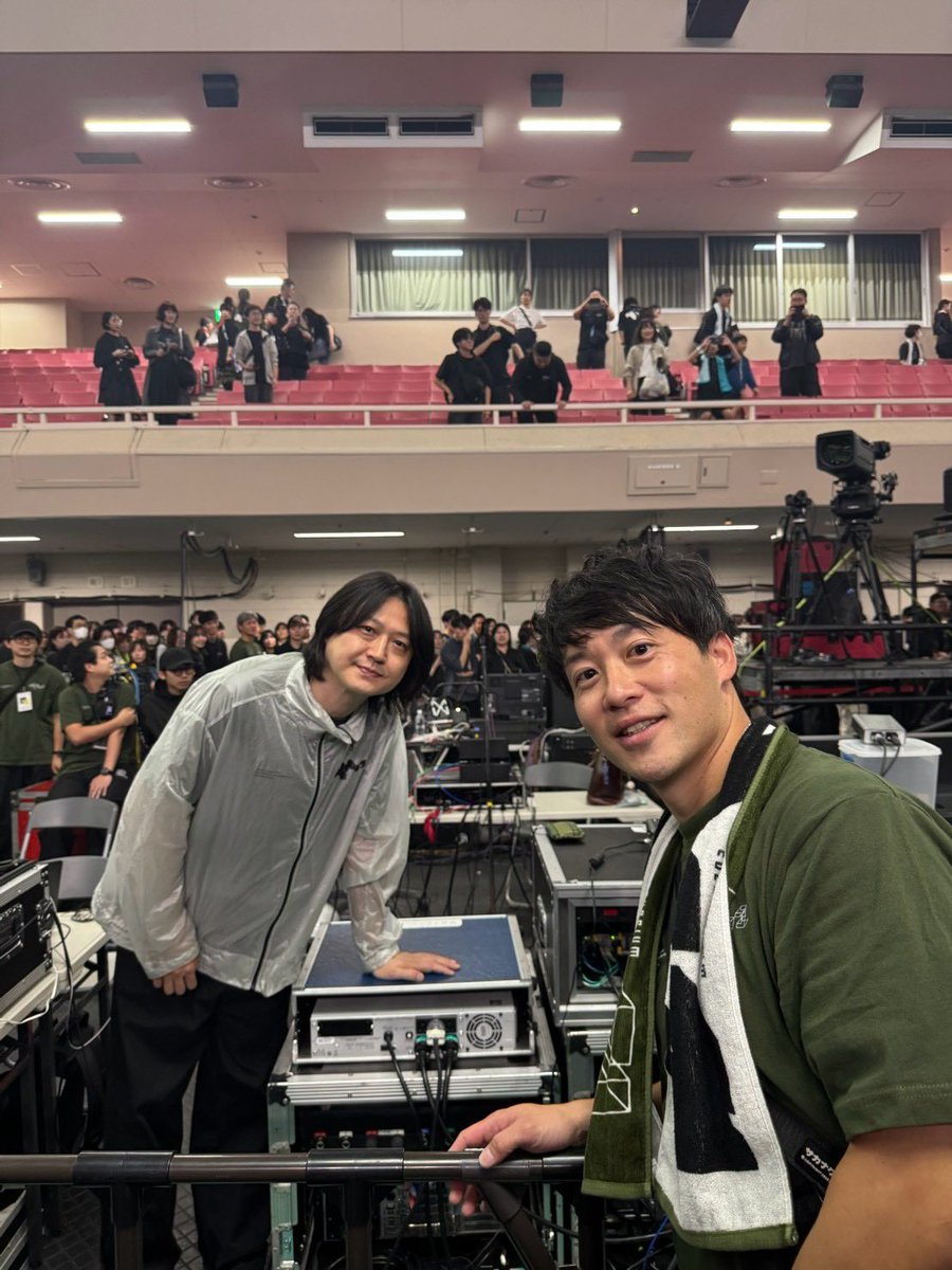 woodshipfactory's tweet photo. SAKANAQUARIUM 2026-2027 “透明”

稚拙な感想ですが、最高でした。
演奏、歌、音響、照明、演出、…

明日のLIVEも大成功するように
祈るのみ。

一緒に参加した後輩と打ち上げしてきます。

最後に、
浦本さんと写真を撮っていただきました。

嬉しい！ https://t.co/fPr0gWmWwm