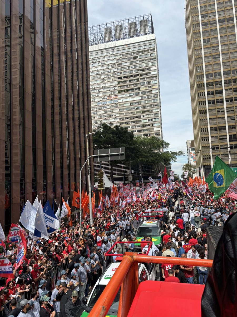 KriskaCarvalho's tweet photo. Augusta com a Paulista já lotada! Esperando nosso Lula rumo ao tetra https://t.co/LBUu4e69FF