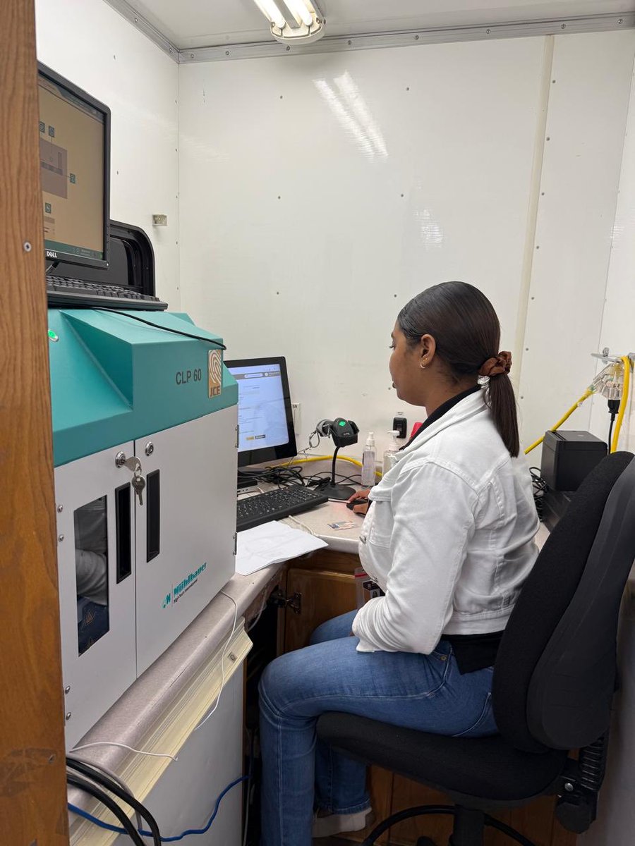 juntacentral's tweet photo. La miembro titular del #PlenoJCE y coordinadora de la Zona Este, Hirayda Fernández Guzmán (@hiraydamarcelle), realizó un recorrido de supervisión al Operativo Móvil de Cedulación desarrollado en San Francisco-Vicentillo, en la provincia El Seibo. Esta jornada forma parte de las iniciativas institucionales para acercar el proceso de renovación de la #NuevaCédulaRD a cada comunidad del país🇩🇴.

El operativo está disponible para todo el público general en la zona, operando desde tempranas horas para que los munícipes puedan renovar su Cédula de Identidad y Electoral de manera rápida, ágil y cercana. 🪪🫆

Los operativos móviles continúan desplegándose en distintos puntos de la región y el país. Mantente pendiente a nuestras publicaciones para conocer las próximas ubicaciones y fechas.

¡Tu cédula eres tú, porque tu identidad es única!
