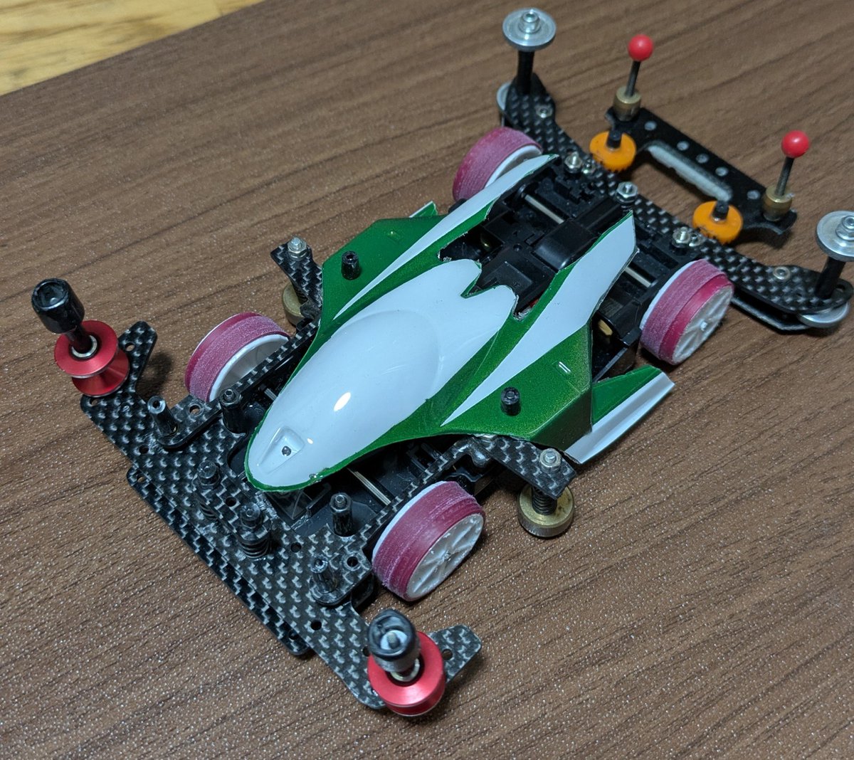 DiNa1468388's tweet photo. 両軸ステチャレ用のMEシャーシを作りました！
かなりやっつけなので、フロントバンパーとボディ以外はフレキから剥ぎ取ったもので構成されています😅
対戦される方は、レアキャラとのイベントバトル感覚で楽しんで下さい😆 https://t.co/ubnQ8VFIGg