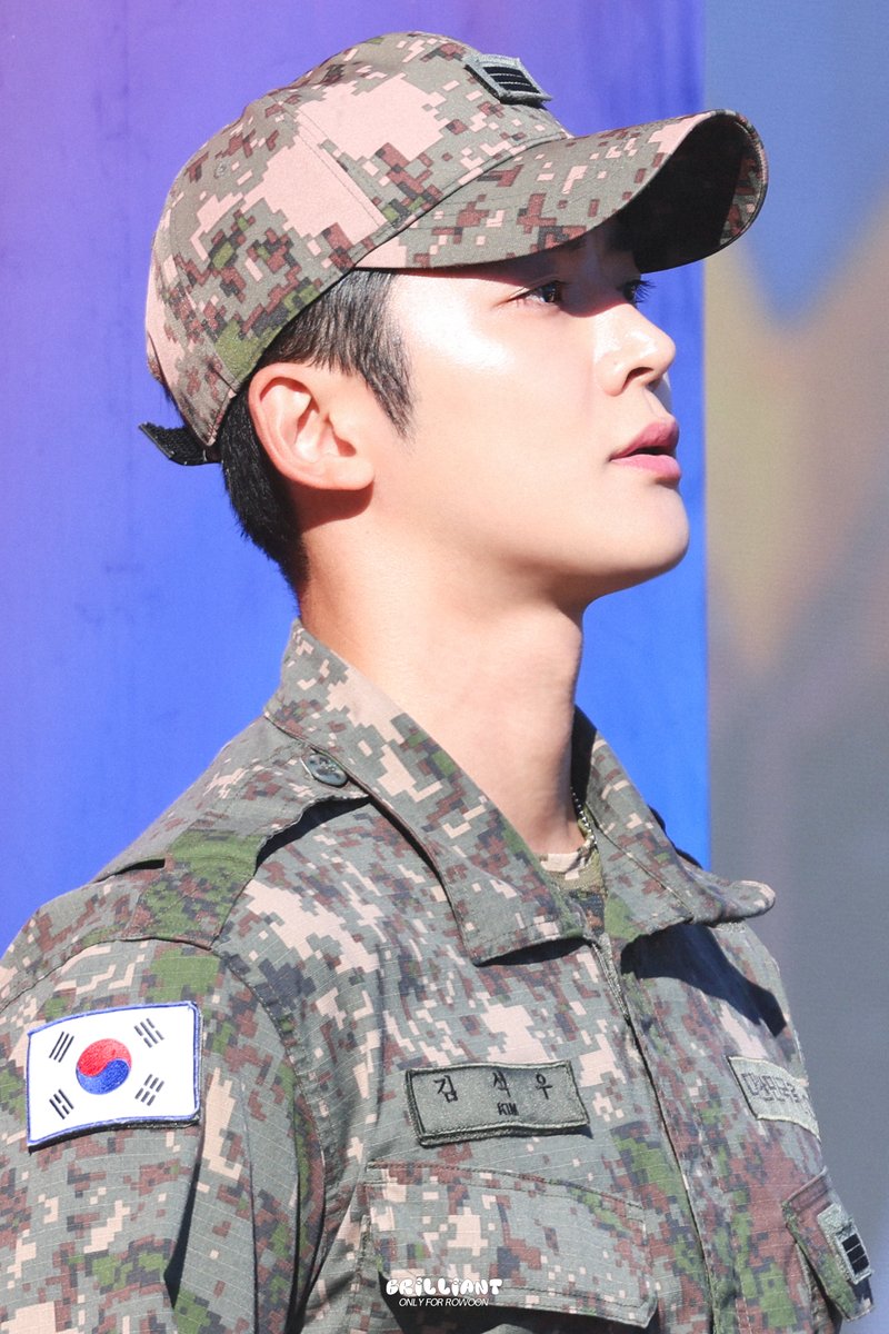 BRILLIANTROWOON's tweet photo. 261002 지상군페스티벌 
남자가 미쳤다
 #로운 #김로운 #김석우 #ROWOON #KIMSEOKWOO #ロウン https://t.co/MbyJHcr9nZ