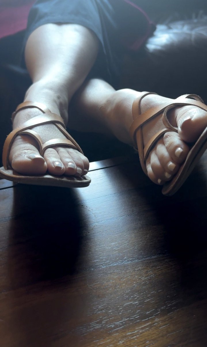 ObviousAct's tweet photo. Love my Sandals ❤️❤️❤️
#sandals #strappysandals #feet #whitetoes https://t.co/pcTdYKP97P