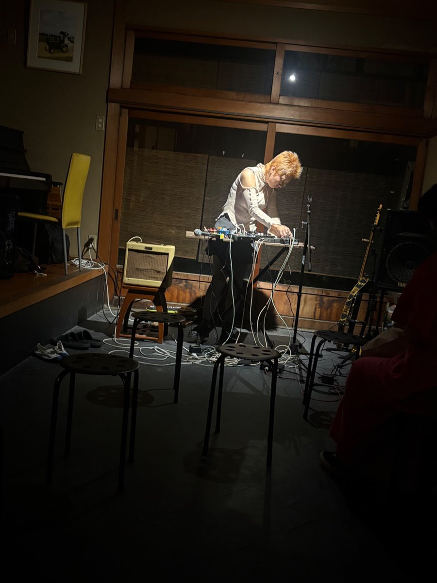 maedaex's tweet photo. この前こいけさんにお誘いされてきょうまた、まどまミュージアムにやってきた！音の地鳴りがするのであわてて飛んで行って、19:30で1組目もう終わってると思ったけど入場して15分ぐらいはやってくれた。まどまで角矢胡桃のライブ可能てのを確認した。そのほか、沼 ／ こいけはるな https://t.co/c8dG7POZ37