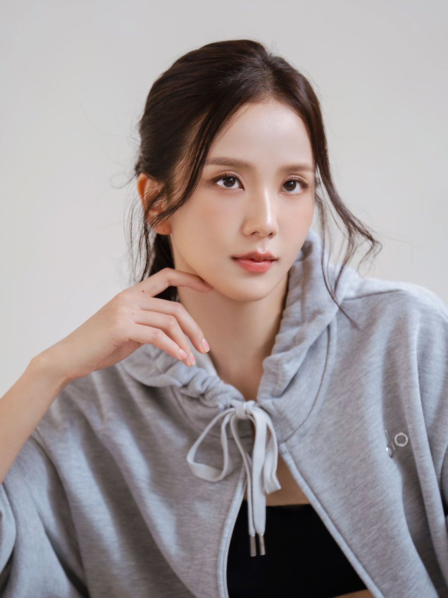 sooyahforever's tweet photo. Tommy Hilfiger Global Ambassador, #JISOO was the ONLY celebrity in both Cision's traditional and social media rankings for #NYFW SS27, showing balance across both media landscapes—where Hollywood stars dominated traditional media while Asian stars powered social conversations. https://t.co/oU9CVlj1Ws