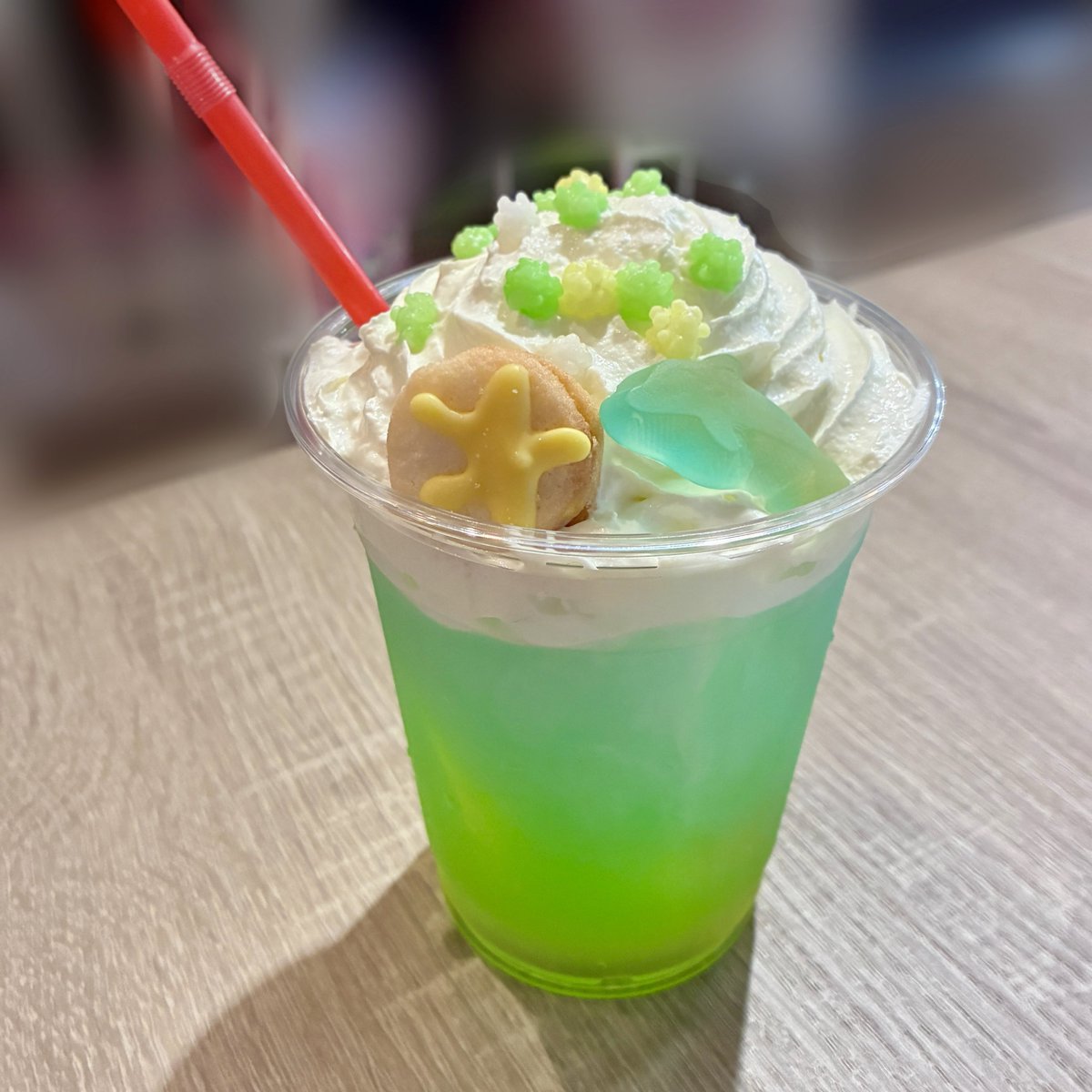 ponchanROM's tweet photo. #Spice5th
#キュイみて
まずはイルカくん🐬のコラボドリンク
これ相当!!!!!!ビジュいい!!
すんごい綺麗だった。イルカくんのイメージ通り過ぎる!イルカのグミがおいしい。
色紙めっちゃかわいいね、当たるといいな〜🎯 https://t.co/atvo1yApAs