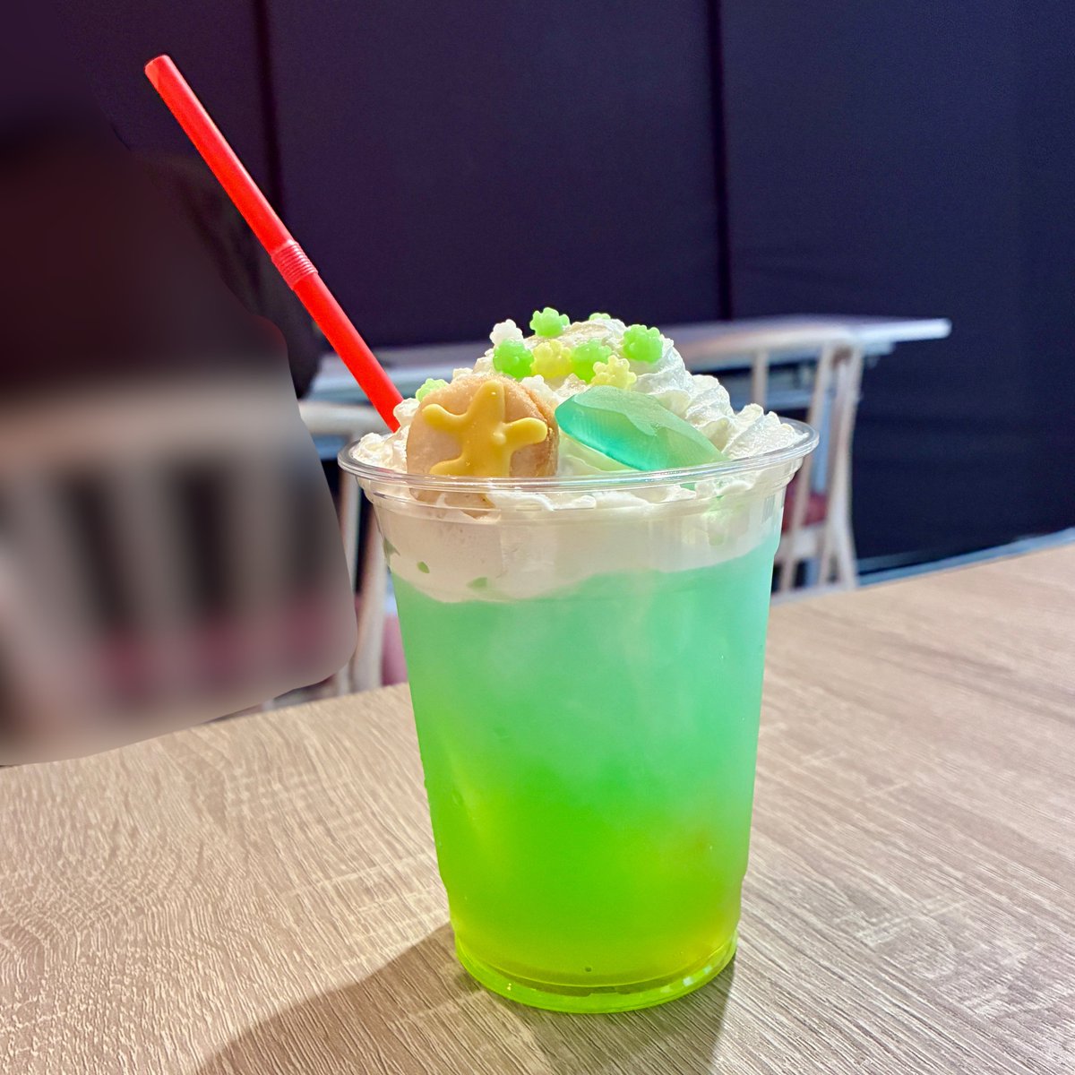 ponchanROM's tweet photo. #Spice5th
#キュイみて
まずはイルカくん🐬のコラボドリンク
これ相当!!!!!!ビジュいい!!
すんごい綺麗だった。イルカくんのイメージ通り過ぎる!イルカのグミがおいしい。
色紙めっちゃかわいいね、当たるといいな〜🎯 https://t.co/atvo1yApAs