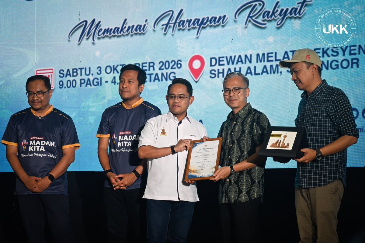 jpmgov_'s tweet photo. 𝐌𝐀𝐃𝐀𝐍𝐈 𝐊𝐈𝐓𝐀, 𝐃𝐄𝐊𝐀𝐓 𝐃𝐄𝐍𝐆𝐀𝐍 𝐑𝐀𝐊𝐘𝐀𝐓

SHAH ALAM, 3 Oktober 2026 – Program MADANI Kita (PMK) 2026 bersama komuniti Kota Anggerik berlangsung dalam suasana penuh kemesraan dan kebersamaan di Dewan Melati, Seksyen 7, Shah Alam, hari ini.

Pelbagai pengisian disediakan, termasuk persembahan silang budaya, penyampaian cek cura kepada persatuan belia dan silat, persembahan silat serta sesi ramah mesra bersama penerima Bakul Rahmah.

Turut berlangsung sesi walkabout ke reruai perkhidmatan agensi Kerajaan, membuka ruang kepada masyarakat mendapatkan maklumat dan perkhidmatan secara terus.

Bukan sekadar hadir, tetapi mendengar, mendekati dan menyantuni.

Kerajaan bersama rakyat, rakyat bersama MADANI.

#JabatanPerdanaMenteri
#RancakkanMADANI
#MalaysiaMADANI
#MADANIBekerja

@malaysiapmo
@shamsulazribakr