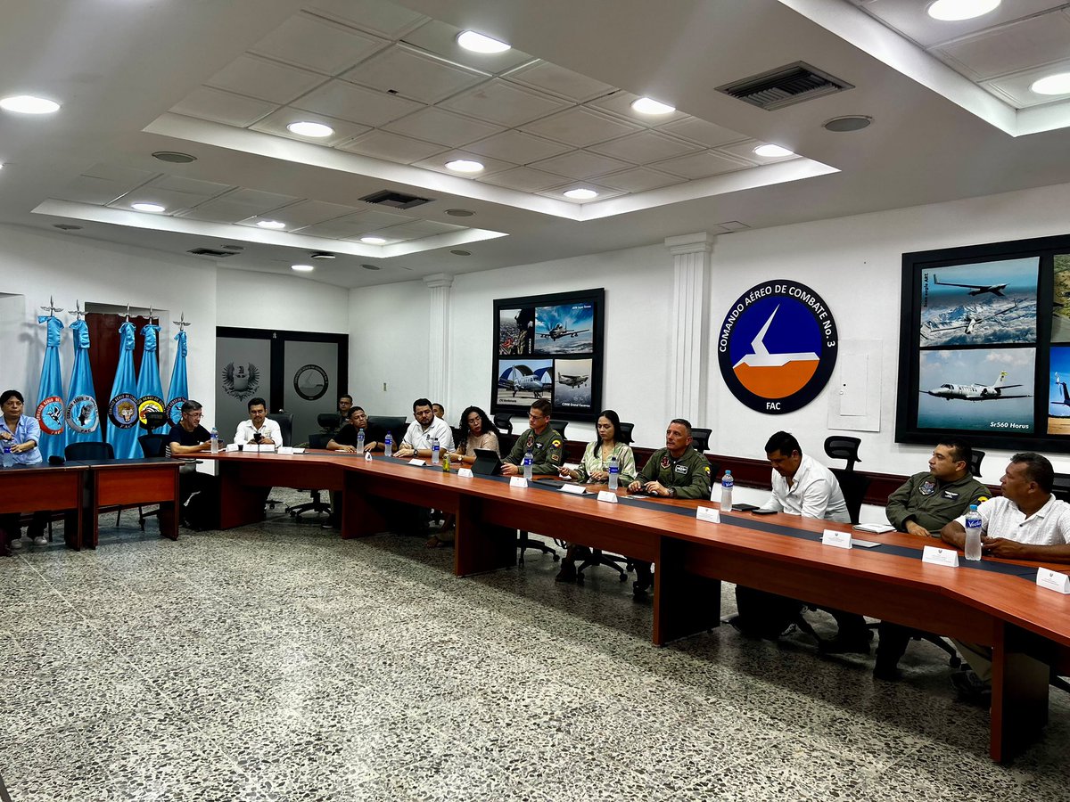 soledadalcaldia's tweet photo. ✈️ Soledad articula acciones interinstitucionales para mitigar el riesgo aviar en el entorno del Aeropuerto Ernesto Cortissoz.

La Alcaldía, junto a la Fuerza Aeroespacial Colombiana, Aeronáutica Civil, CRA y otras entidades, avanza en la identificación e intervención de puntos críticos asociados al manejo inadecuado de residuos sólidos.

La estrategia contempla comités especializados, focalización territorial y jornadas permanentes de sensibilización para reducir factores de riesgo, fortalecer la seguridad operacional aérea y mejorar las condiciones ambientales del entorno aeroportuario.