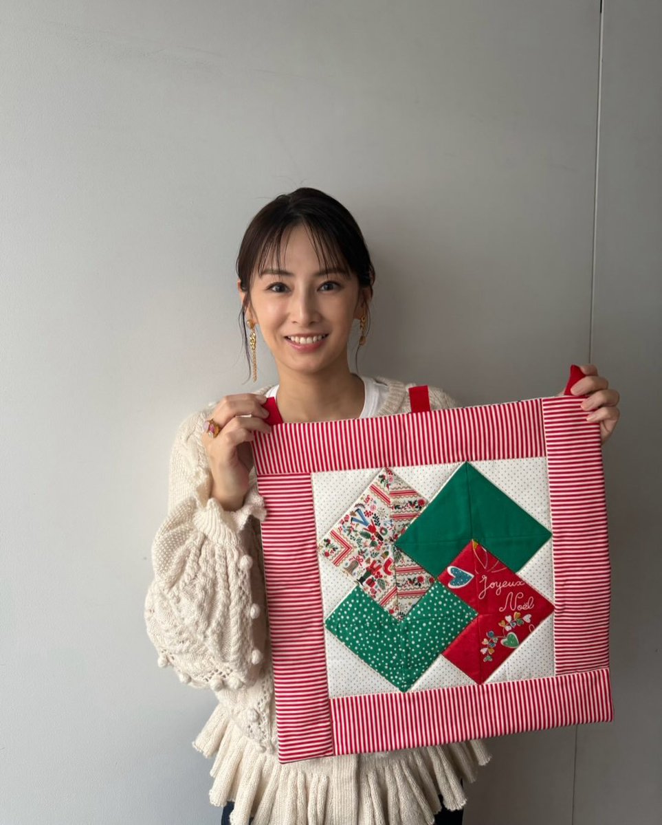 KKeiko_official's tweet photo. COTTON TIME 11号でクリスマスタペストリーに挑戦しました🎄
金の糸を使って、とってもかわいい作品にな���ました🎅
ぜひご覧ください！

#COTTONTIME
#今年ももうあと3ヶ月
#早 https://t.co/lu00AJ5AoF