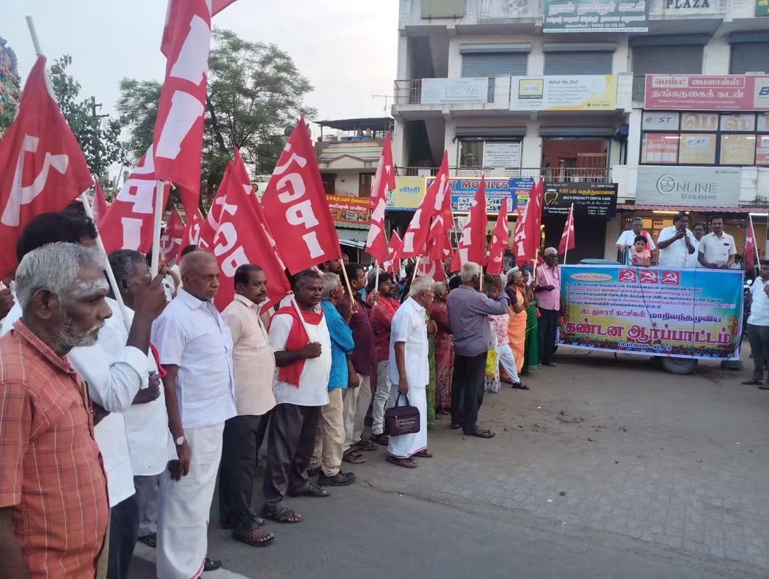JanasakthiThola's tweet photo. #ஈரோடு

தலைமைத் தேர்தல் ஆணையர் ஞானேஷ்குமாரை பதவி நீக்கம் செய்யக் கோரியும் ஜனநாயகத்தையும் வாக்குரிமையையும் பாதுகாக்க வலியுறுத்தியும் இடதுசாரி கட்சிகள் சார்பில் ஈரோடு மாநகரில் 01.10.2026 அன்று கண்டன ஆர்ப்பாட்டம் நடைபெற்றது.
#RemoveCEC #RemoveGyaneshKumar #StopSIR #RightToVote https://t.co/y3S80l2iwZ
