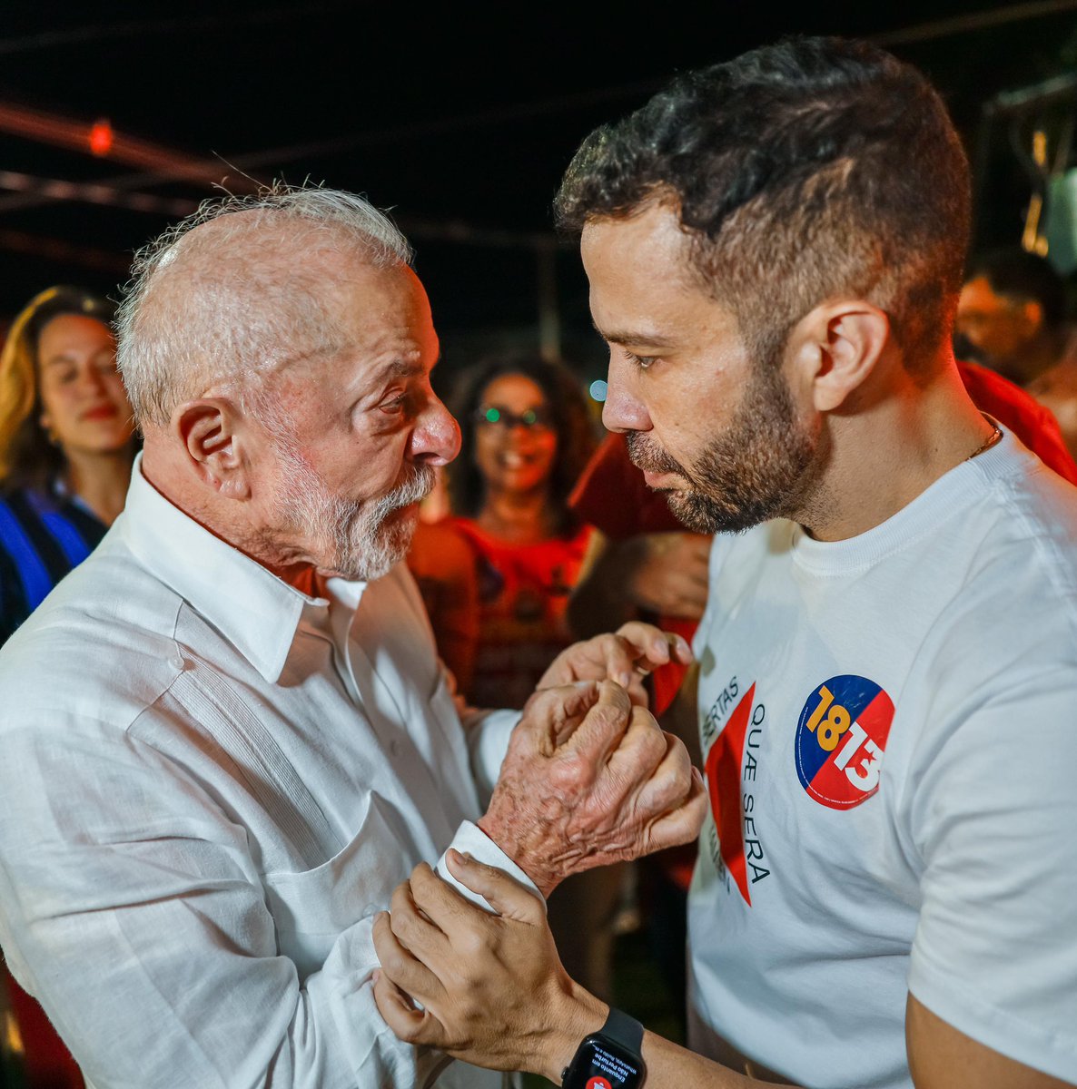 AndreJanonesMG's tweet photo. Pessoal, fizemos história ontem. Colocamos quase 100 mil pessoas nas ruas em BH, e o Presidente Lula me fez um pedido: me pediu pra que eu falasse com todos que me seguem aqui pra continuarmos mobilizados até domingo, pois ele acredita que vamos ganhar no primeiro turno! Por isso eu peço a vocês que aguentem mais um pouco, sei que tá todo mundo exausto, mas estamos quase lá ! A vitória virá e no primeiro turno! Quem crê digita amém e vai pra cima junto com a gente ! 👊