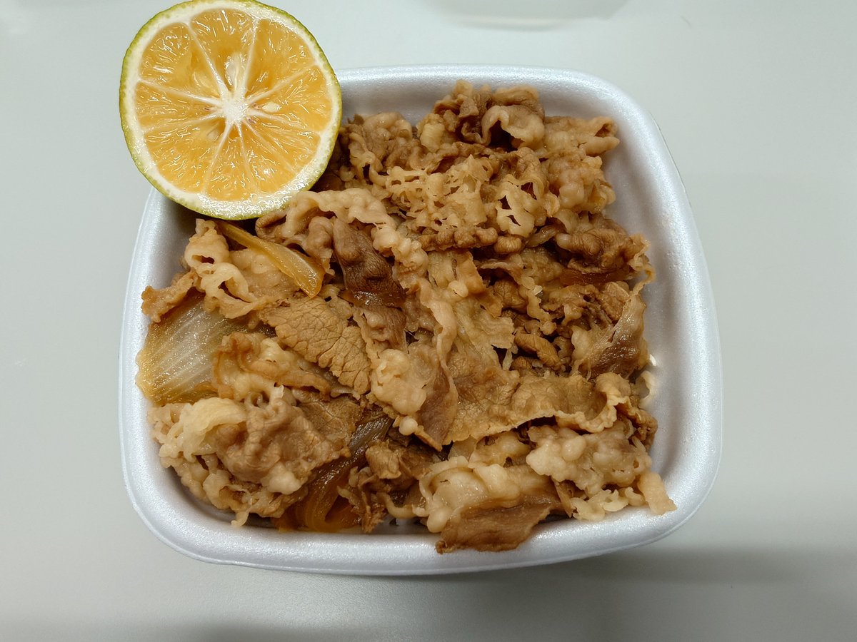 Blaze_Blade's tweet photo. 大分駅でかぼすを買っておいたので、大分GODO感謝祭の話で聞いたように、牛丼に合わせてみました。搾ってかけてみると、さっぱりしておいしかったです。
かぼすは香りがとっても良いです。 https://t.co/Ic7eXLbEtU