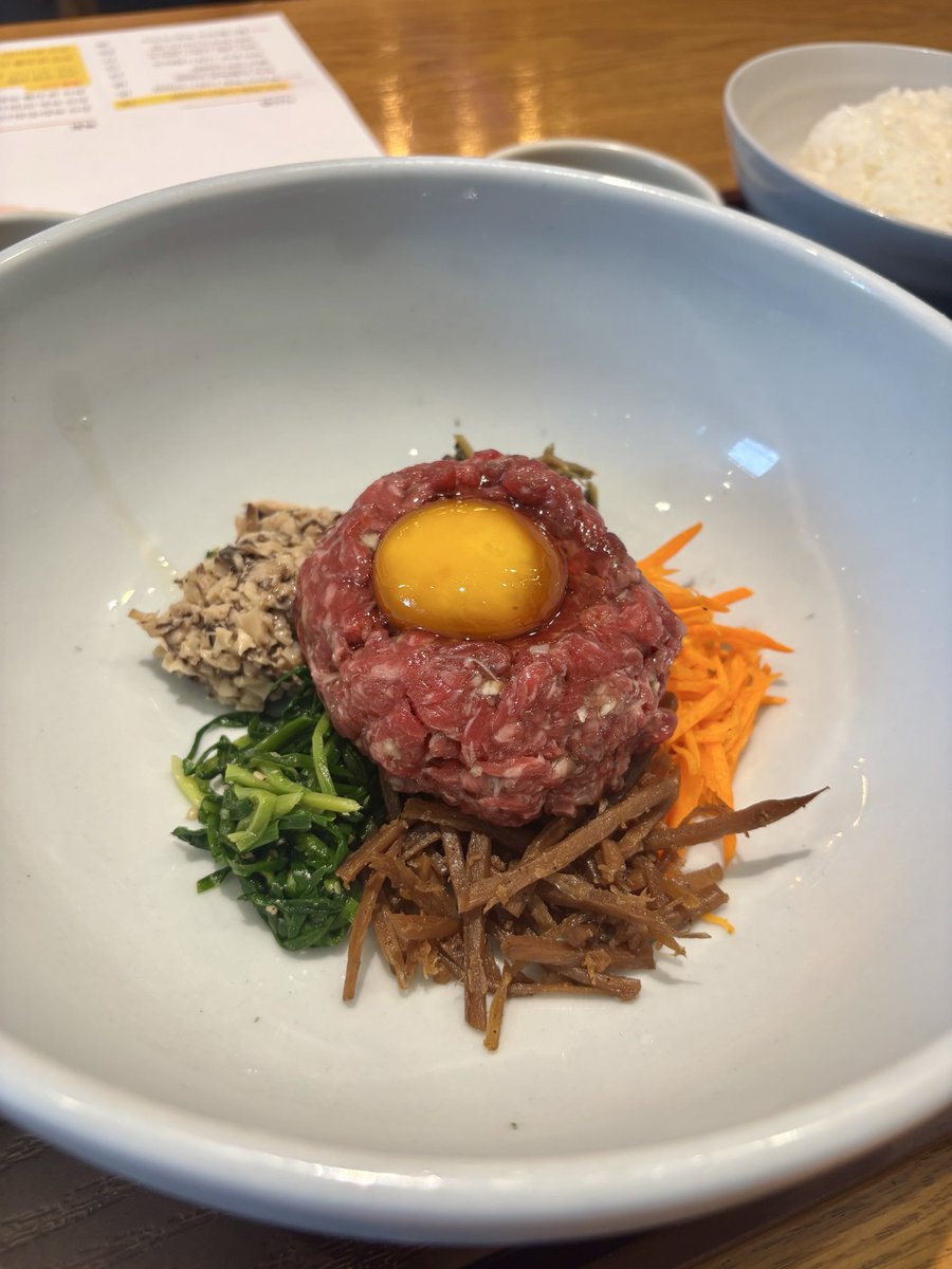 vk54q3's tweet photo. ほんとはエゴマの油そば？の上にユッケ乗っかってるのが食べたかったんだけど売り切れてて、しゃあなしのユッケビビンバのはずが思いがけず美味しすぎて嬉しかった　> ̫< https://t.co/BNEuicG68g