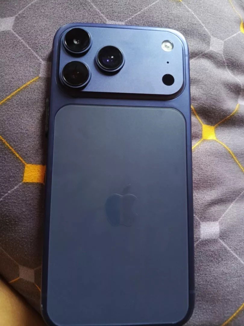 Effyeeeb's tweet photo. iPhone 17 Pro 1 jutaan bikin anakku senyum selebar ini 🥹

Sekarang tolong bilang:
“nggak ada bedanya kok”😭🙏🏻

Biar rasa bersalahku hilang dikit. https://t.co/fLtxEkrriV
