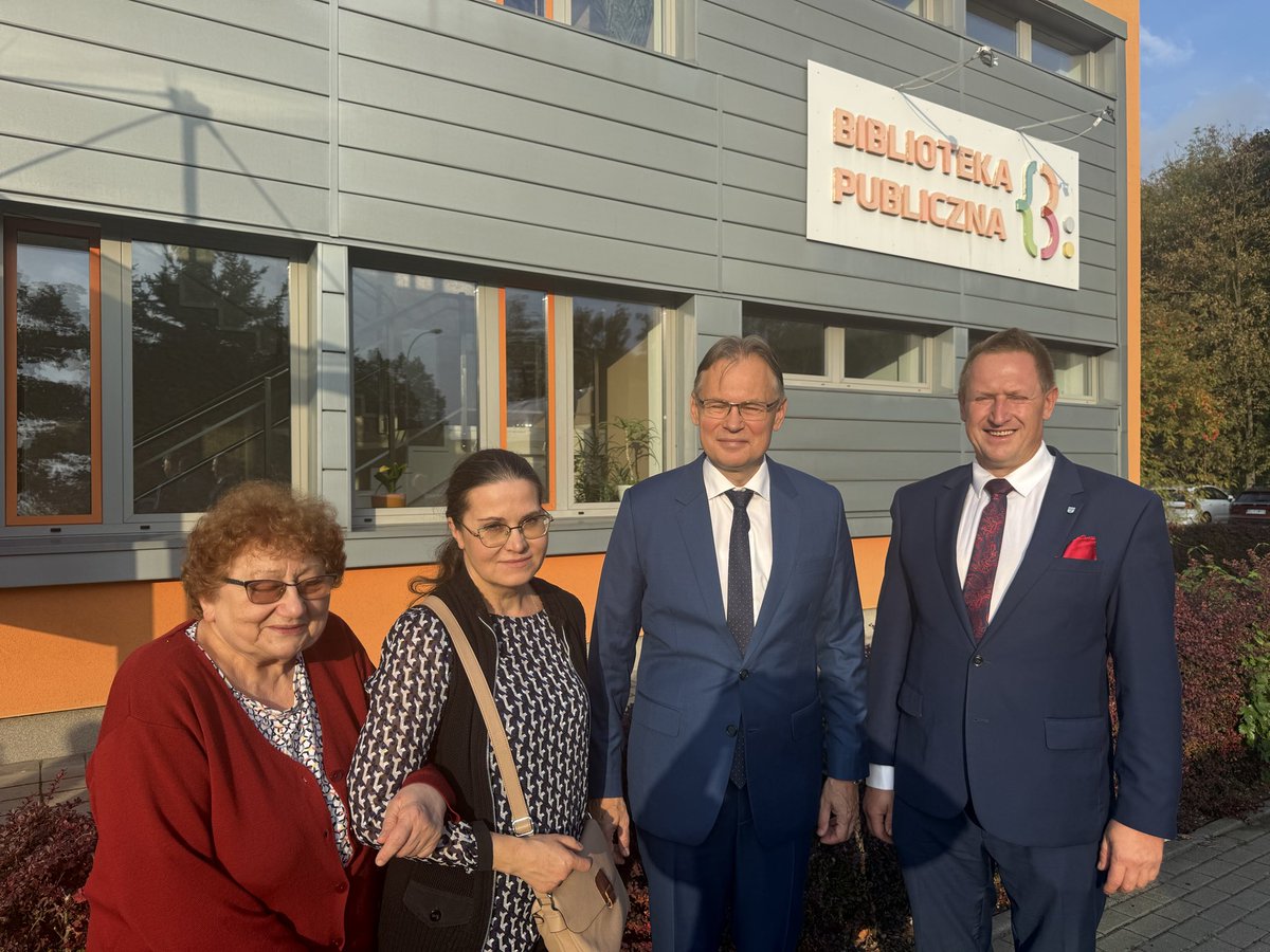 ArekMularczyk's tweet photo. 🇵🇱 Dziękuj za zaproszenie na dzisiejsze spotkanie w Bibliotece Publicznej w Międzyrzeczu. Cieszę się również ze spotkania z @E_Rafalska !

Rozmawialiśmy o relacjach polsko-niemieckich, reparacjach wojennych i stanowisku Unii Europejskiej.

Na ziemi lubuskiej, gdzie bliskość Niemiec i ich wpływy są szczególnie odczuwalne, rozmowa o odpowiedzialności za przeszłość ma wyjątkowe znaczenie. Dobrosąsiedzkie relacje muszą opierać się na równowadze i wzajemnym szacunku. Dlatego tak ważne jest pielęgnowanie polskiej tożsamości i upominanie się o prawdę oraz pamięć o ofiarach niemieckiej okupacji.

Polska ma prawo domagać się zadośćuczynienia za poniesione straty i zwrotu zagrabionych dóbr kultury. Te sprawy muszą wybrzmiewać również w instytucjach europejskich.

Prawdziwe pojednanie wymaga prawdy i odpowiedzialności. Dziękuję wszystkim uczestnikom za obecność i rozmowę