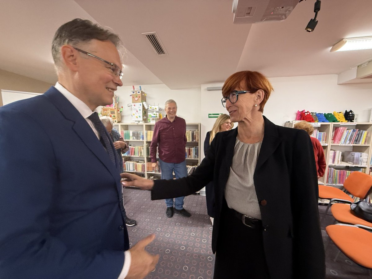ArekMularczyk's tweet photo. 🇵🇱 Dziękuj za zaproszenie na dzisiejsze spotkanie w Bibliotece Publicznej w Międzyrzeczu. Cieszę się również ze spotkania z @E_Rafalska !

Rozmawialiśmy o relacjach polsko-niemieckich, reparacjach wojennych i stanowisku Unii Europejskiej.

Na ziemi lubuskiej, gdzie bliskość Niemiec i ich wpływy są szczególnie odczuwalne, rozmowa o odpowiedzialności za przeszłość ma wyjątkowe znaczenie. Dobrosąsiedzkie relacje muszą opierać się na równowadze i wzajemnym szacunku. Dlatego tak ważne jest pielęgnowanie polskiej tożsamości i upominanie się o prawdę oraz pamięć o ofiarach niemieckiej okupacji.

Polska ma prawo domagać się zadośćuczynienia za poniesione straty i zwrotu zagrabionych dóbr kultury. Te sprawy muszą wybrzmiewać również w instytucjach europejskich.

Prawdziwe pojednanie wymaga prawdy i odpowiedzialności. Dziękuję wszystkim uczestnikom za obecność i rozmowę