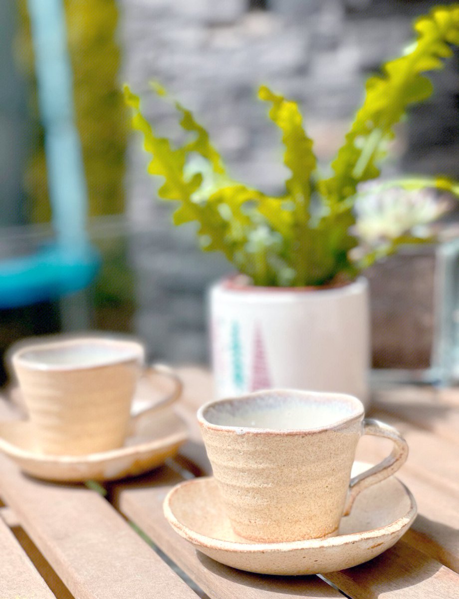 EliseBernampyl's tweet photo. Café recién hecho y sol cálido en la acera de la ciudad - la mejor forma de empezar el día https://t.co/9ZmG2RTncj