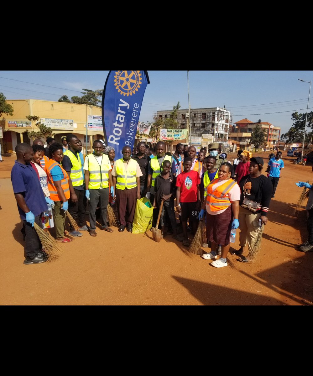 BukerereRot2025's tweet photo. The Saturdays 26th September 2026 was about community cleaning in Misindye and Joggo. @BukerereRot2025 and @RACBukerere joined the Two communities represented by their https://t.co/8AVx3OWe2h Chairpersons. Thank you for responding to @UNSDG6water #RotaryEyamba #ServiceAboveSelf https://t.co/fpCRNS1d2w