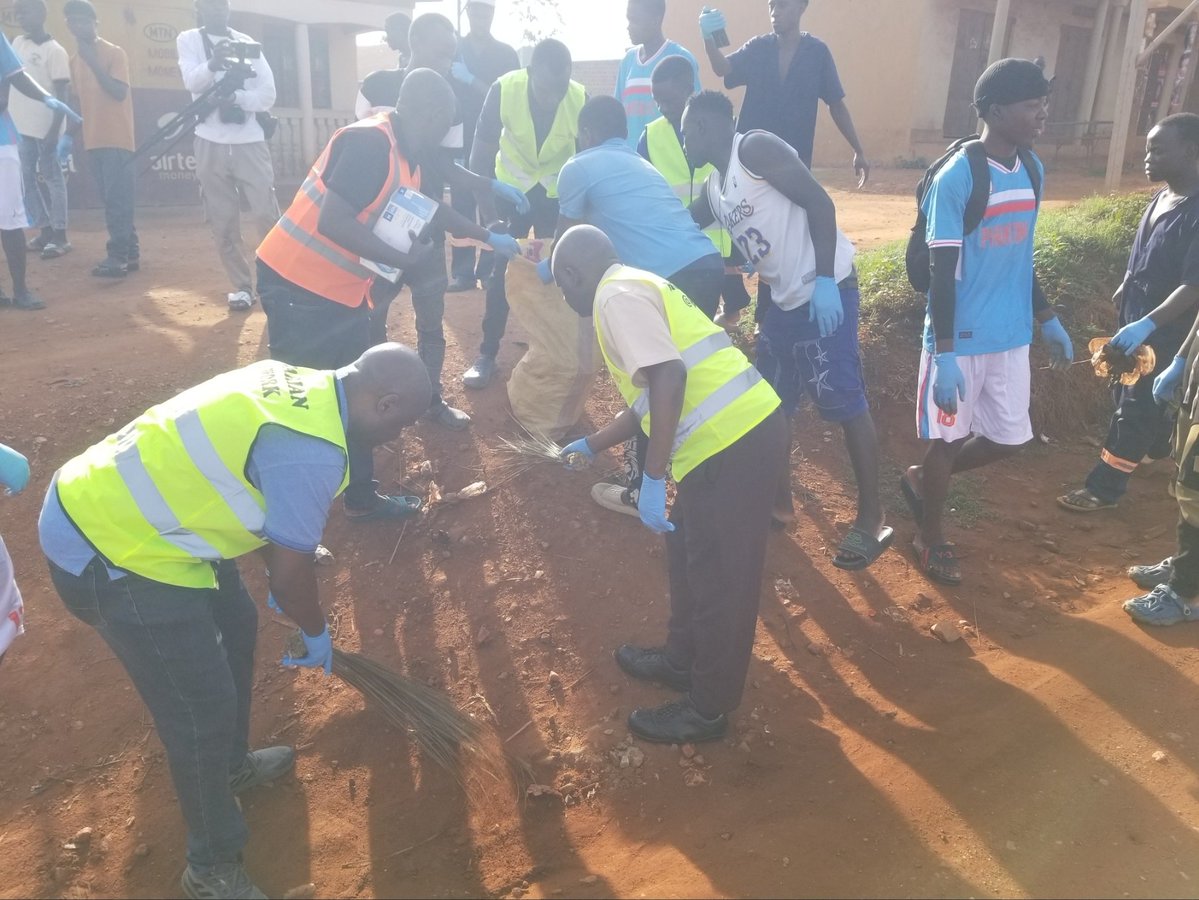 BukerereRot2025's tweet photo. The Saturdays 26th September 2026 was about community cleaning in Misindye and Joggo. @BukerereRot2025 and @RACBukerere joined the Two communities represented by their https://t.co/8AVx3OWe2h Chairpersons. Thank you for responding to @UNSDG6water #RotaryEyamba #ServiceAboveSelf https://t.co/fpCRNS1d2w
