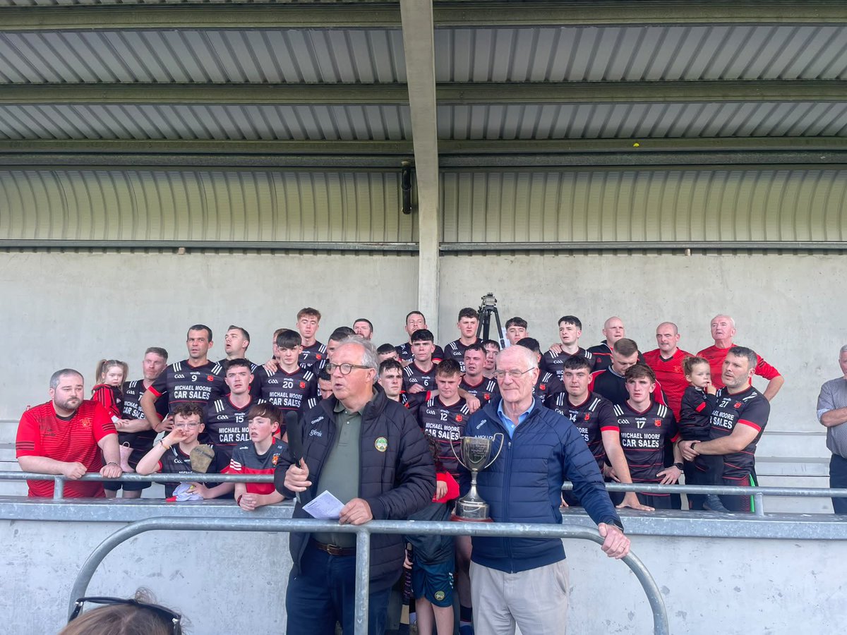 Offaly_GAA's tweet photo. 🏆 JUNIOR B HURLING FINAL 🏆

GRACEFIELD ARE CHAMPIONS! 🏆🔴⚪

After knocking on the door of Junior A hurling for a number of years, Gracefield have finally done it!

A fantastic 3-16 to 5-09 victory over Coolderry sees Gracefield crowned Junior B Hurling Champions. 👏

📸 Pictured here is Gracefield Captain Jack McLoughlin after being presented with the Junior B Trophy by Chairperson Tom Parlon and Donal Molloy of Molloy Precast & Environmental Systems.

🎉 Congratulations to Gracefield, their players, management and everyone involved! A well-deserved celebration after years of hard work. 🏆👏